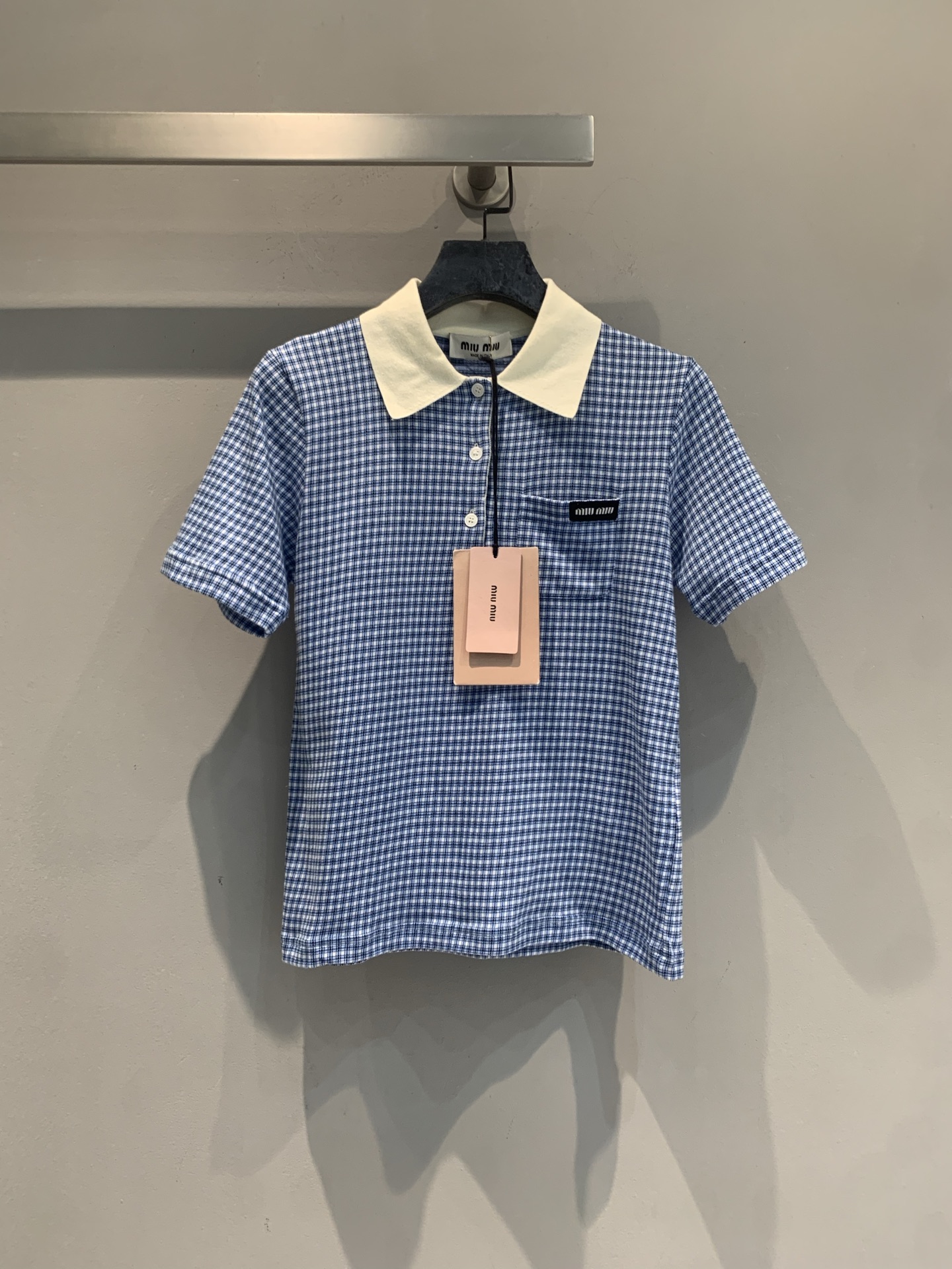 NO:841083,The new model is shipping. Originally developed by Miumi*, the new spring and summer fashionable and versatile blue and white plaid Polo shirt is made of pure cotton knitted soft and skin-friendly, with excellent breathability. The blue and white plaid pattern is paired with off-white contrasting lapels and a black logo on the chest, perfect for details!  Loose cut, it is OK to wear alone or layered. It is easy to switch between college style or sweet and cool style. Paired with pleated skirts, short skirts and belt embellishments, you can easily get a youthful and energetic girly look~Size SML,,miumiu,skirts,19860909新款出货啦 原版开发 Miumi*春夏新款时髦百搭蓝白格纹Polo衫,纯棉针织柔软亲肤,透气性超赞.蓝白格纹配米白撞色翻领,胸口黑色徽标,细节满分！宽松剪裁,单穿或叠穿都很OK,学院风or甜酷风轻松切换.搭配百褶裙、短裙,腰带点缀,轻松get青春活力少女感～码数SML,,miumiu,skirts,,Women's clothing