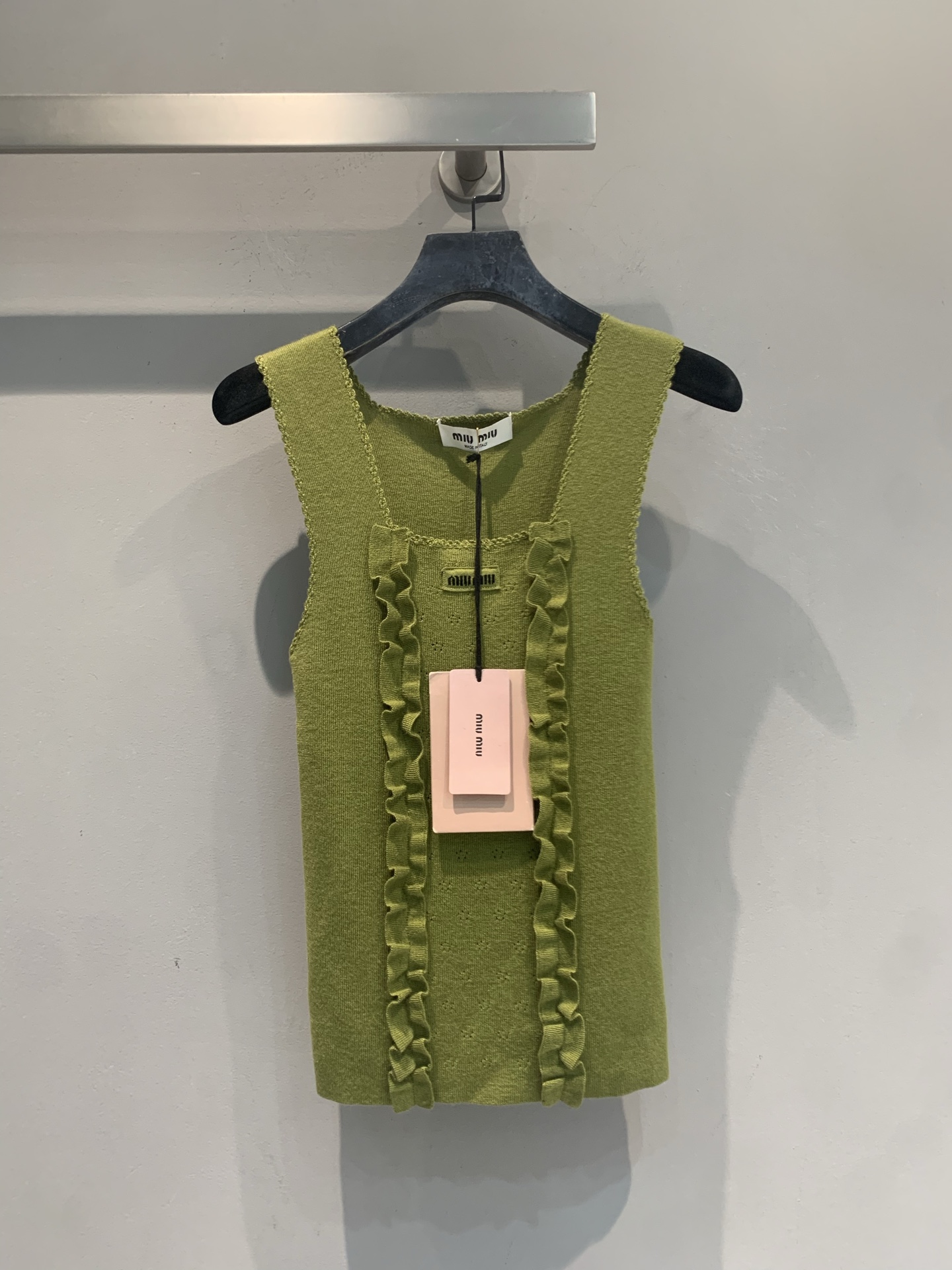 NO:841087,The new model has been shipped. The original developed Miumi* spring and summer new fashionable retro fungus knitted vest, soft knitted material + handmade fungus, retro and sweet!  The sleeveless design is perfect for layering or wearing alone in spring and summer. It can be worn in either college style or sweet-cool style. The fungus details make the whole look more layered. Pair it with a pleated skirt, mid-calf socks or Mary Jane shoes for a youthful and energetic look!  It can be worn for daily commuting, dating, and vacation. It is practical and fashionable. Size SML,,miumiu,mary jane,skirts,19860909新款出货啦 原版开发 Miumi*春夏新款时髦复古木耳边针织背心,柔软针织材质+手工木耳边,复古又甜美！无袖设计超适合春夏叠穿or单穿,学院风、甜酷风都能轻松拿捏.木耳边细节让整体更有层次感,搭配百褶裙、中筒袜或玛丽珍鞋,青春活力满分！日常通勤、约会、度假都能穿,实用又时髦.码数SML,,miumiu,mary jane,skirts,,Women's clothing