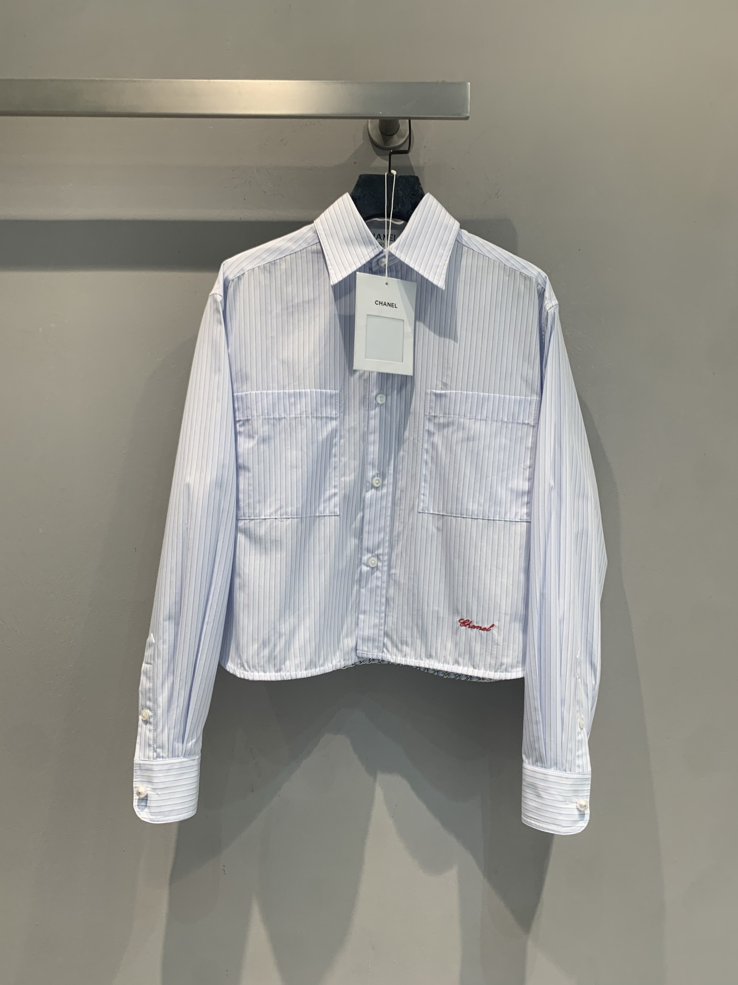 NO:841079,The new model is shipped. The original version was developed. C's new spring and summer fashionable and versatile blue and white vertical striped shirt, short cut, double flap pockets on the chest, red cursive logo embroidery in the lower left corner is very recognizable. Pure cotton poplin fabric, crisp texture, neat lines, great when worn alone or open as a jacket, easily create a casual and high-end feel, it is a popular all-match item this season!  Size 36 38 40,,chanel,jackets & coats,shirts,19860909新款出货啦 原版开发 C家春夏新款时髦百搭蓝白竖条纹衬衫,短款剪裁,胸前双翻盖口袋,左下角红色草写logo刺绣超有辨识度.纯棉府绸面料,质感挺括,线条利落,单穿或敞开当外套都很出彩,轻松打造随性高级感,是本季超火的百搭单品！码数36 38 40,,chanel,jackets & coats,shirts,,Women's clothing