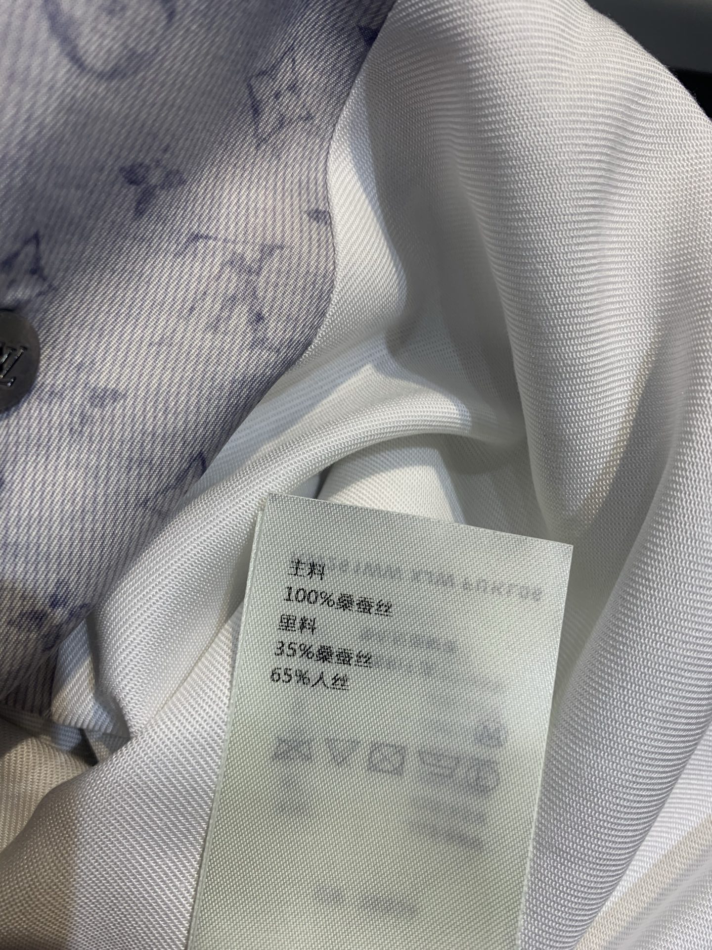新款🔥出货啦📢 原版开发 L家早春新款Monogram提花真丝运动夹克，采用经典老花图案，浅灰色调超有质