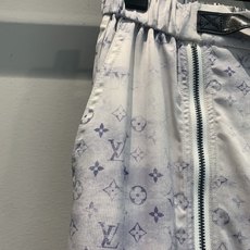 新款🔥出货啦📢 原版开发 L家 2026春夏系列真丝碎花拉链裤,浅灰底色+经典Monogram印花,优雅 新款🔥出货啦📢 原版开发 L家 2026春夏系列真丝碎花拉链裤,浅灰底色+经典Monogram印花,优雅