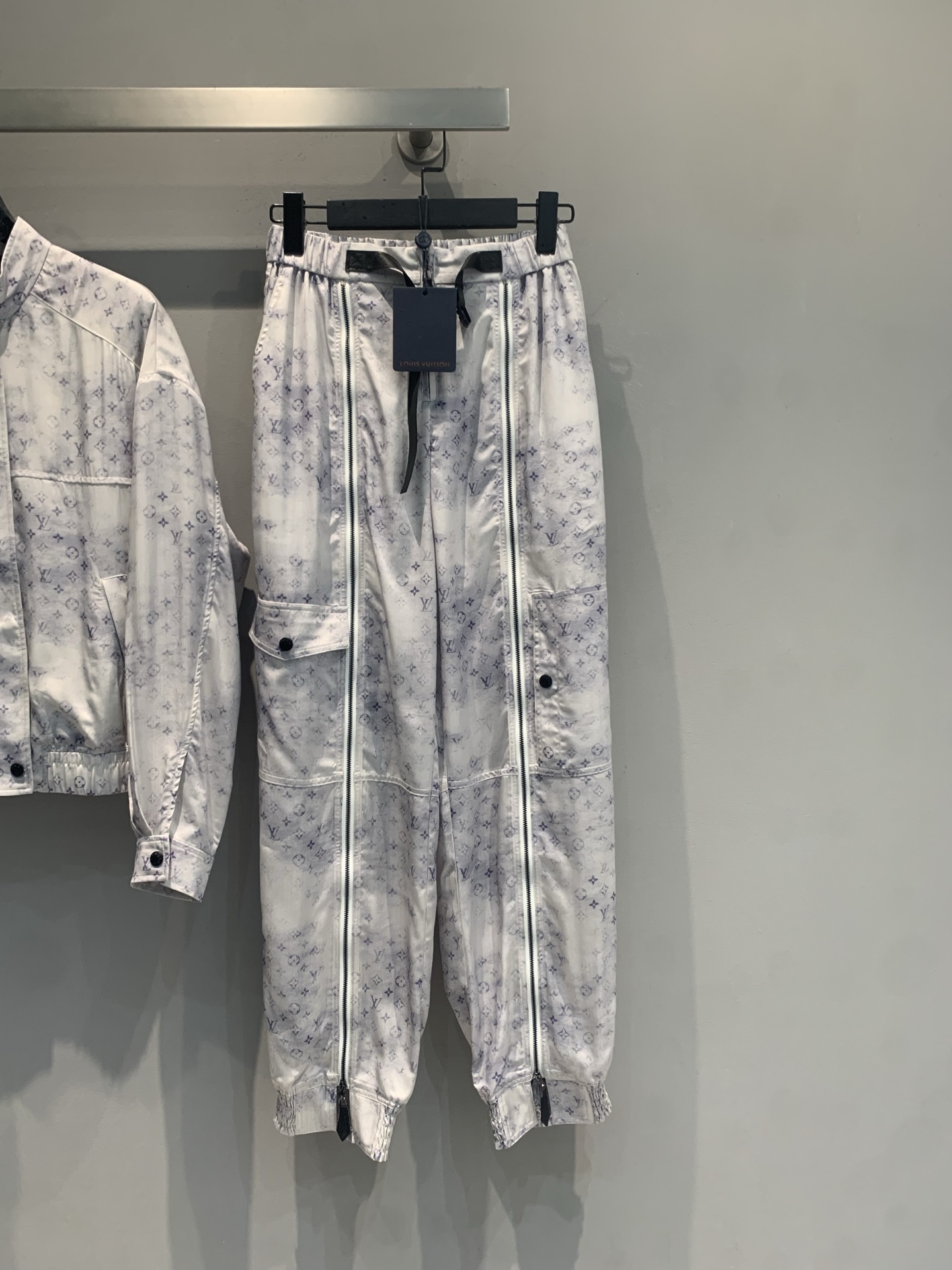 NO:841878,The new model is shipped. The original development L family 2026 spring and summer series silk floral zipper pants, light gray background + classic Monogram print, elegant and recognizable. High-waisted, loose straight version, good drape, comfortable to wear and not flattering on the figure. The side zipper design is super detailed, practical and fashionable!  The fabric is light and breathable, perfect for spring and summer. It can be easily paired with a shirt or T-shirt for daily commuting and leisure, and you can easily get a high-end look. Size 36 38 40 42, Louis Vuitton, shirts, tees, t-shirt, real silk,19860909新款出货啦 原版开发 L家 2026春夏系列真丝碎花拉链裤,浅灰底色+经典Monogram印花,优雅又有辨识度.高腰宽松直筒版型,垂感好,穿着舒适不挑身材.侧边拉链设计超有细节感,实用又时髦！面料轻盈透气,春夏穿超合适～日常通勤、休闲都能轻松搭配衬衫或T恤,轻松get高级感穿搭.码数36 38 40 42,,louis vuitton,shirts,tees，t-shirt,real silk,,Women's clothing