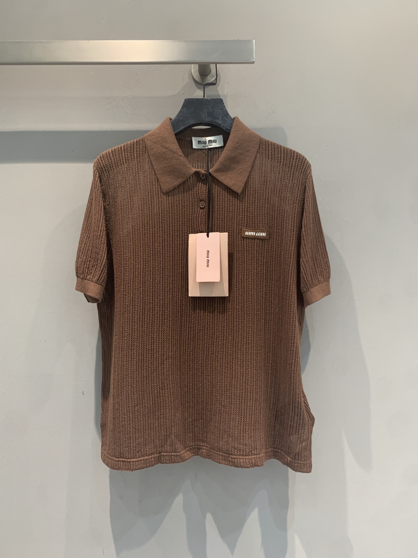 NO:841884,The new model has been shipped. The original developed Miumi* new fashionable retro twist knitted Polo shirt for spring and summer, brown color + classic Polo collar, retro and fashionable!  The twist texture is super three-dimensional, the fabric is light and breathable, and it is super comfortable to wear in summer. The short-sleeved design can be easily used for daily commuting and leisure. It goes well with jeans or skirts ~ The brand logo on the left chest, full of details, is a representative piece of Miu Miu style!  Size SML,,miumiu,skirts,jeans,T-shirt,19860909新款出货啦 原版开发 Miumi*春夏新款时髦复古麻花针织Polo衫,棕色系+经典Polo领,复古又时髦！麻花纹理超有立体感,面料轻盈透气,夏天穿超舒服.短袖设计,日常通勤、休闲都能轻松驾驭,搭牛仔裤或半裙都很出彩～左胸品牌标识,细节满分,是Miu Miu风格的代表单品！码数SML,,miumiu,skirts,jeans,T-shirt,,Women's clothing