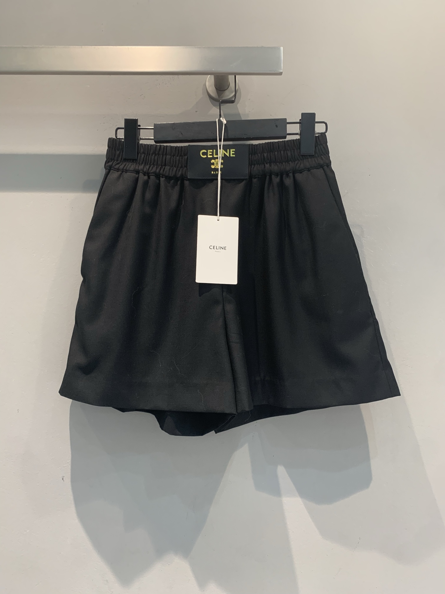 NO:841890,The new model has been shipped. The original development of Celin* new spring and summer fashionable retro Arc de Triomphe leather brand elastic waist shorts, light and breathable fabric, super comfortable to wear in summer!  Elastic waist design, fit and comfortable, five-quarter length pants slimming and flattering leg shape. Branded leather tag on the waist, perfect texture, high recognition. The black color is versatile, it can be worn with T-shirts, vests or shirts. It can be easily used in daily life, vacation, and sports. It is a must-have item in the summer wardrobe!  Size SML,,celine,shorts,shirts,tees,t-shirt,19860909新款出货啦 原版开发 Celin*春夏新款时髦复古凯旋门皮牌松紧腰短裤,轻薄透气面料,夏天穿超舒服！松紧腰设计,贴合又自在,五分裤长显瘦又修饰腿型.腰部品牌皮牌,质感满分,辨识度高.黑色百搭,随手搭T恤、背心或衬衫都很OK,日常、度假、运动都能轻松驾驭,是夏季衣橱必备单品！码数SML,,celine,shorts,shirts,tees，t-shirt,,Women's clothing