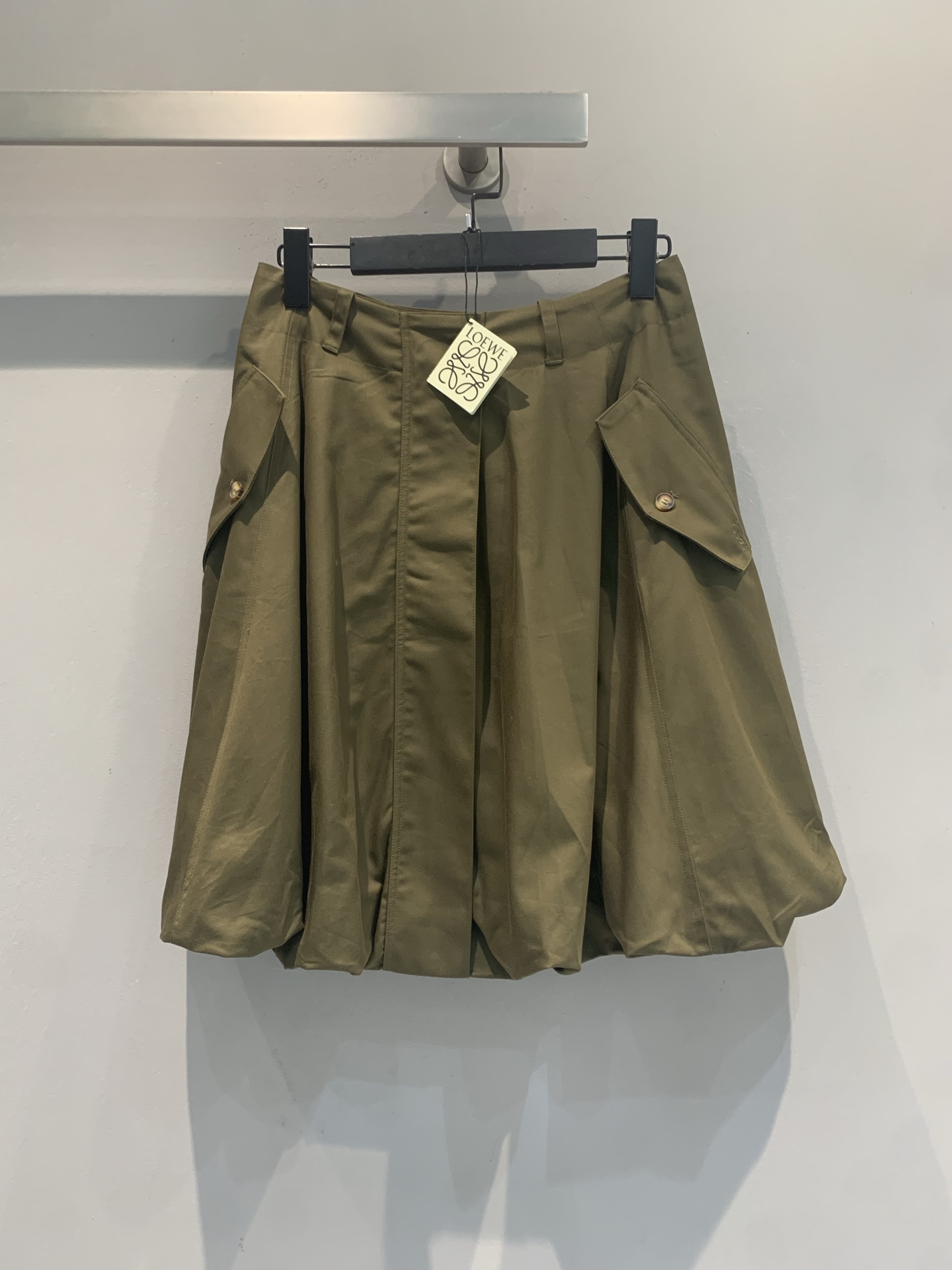 NO:844146,The new model is shipping. The original development Loew* new spring and summer fashionable retro desert green lantern skirt, cotton + silk blend, good drape and easy to pleat, perfect texture. Lantern silhouette + flap pockets on both sides, embellished with metal buttons, rich in details!  It can be easily worn for daily commuting and high street style. Paired with asymmetrical tops or simple accessories, the fashion sense is directly enhanced~Size SML,,loewe,skirts,19860909新款出货啦 原版开发 Loew*春夏新款时髦复古沙漠绿灯笼半身裙,棉质+丝绸混纺,垂感好又易起褶,质感满分.灯笼廓形+两侧翻盖口袋,金属纽扣点缀,细节超丰富！日常通勤、高街风都能轻松驾驭,搭配不对称上衣或简约配饰,时髦感直接拉满～码数SML,,loewe,skirts,,Women's clothing