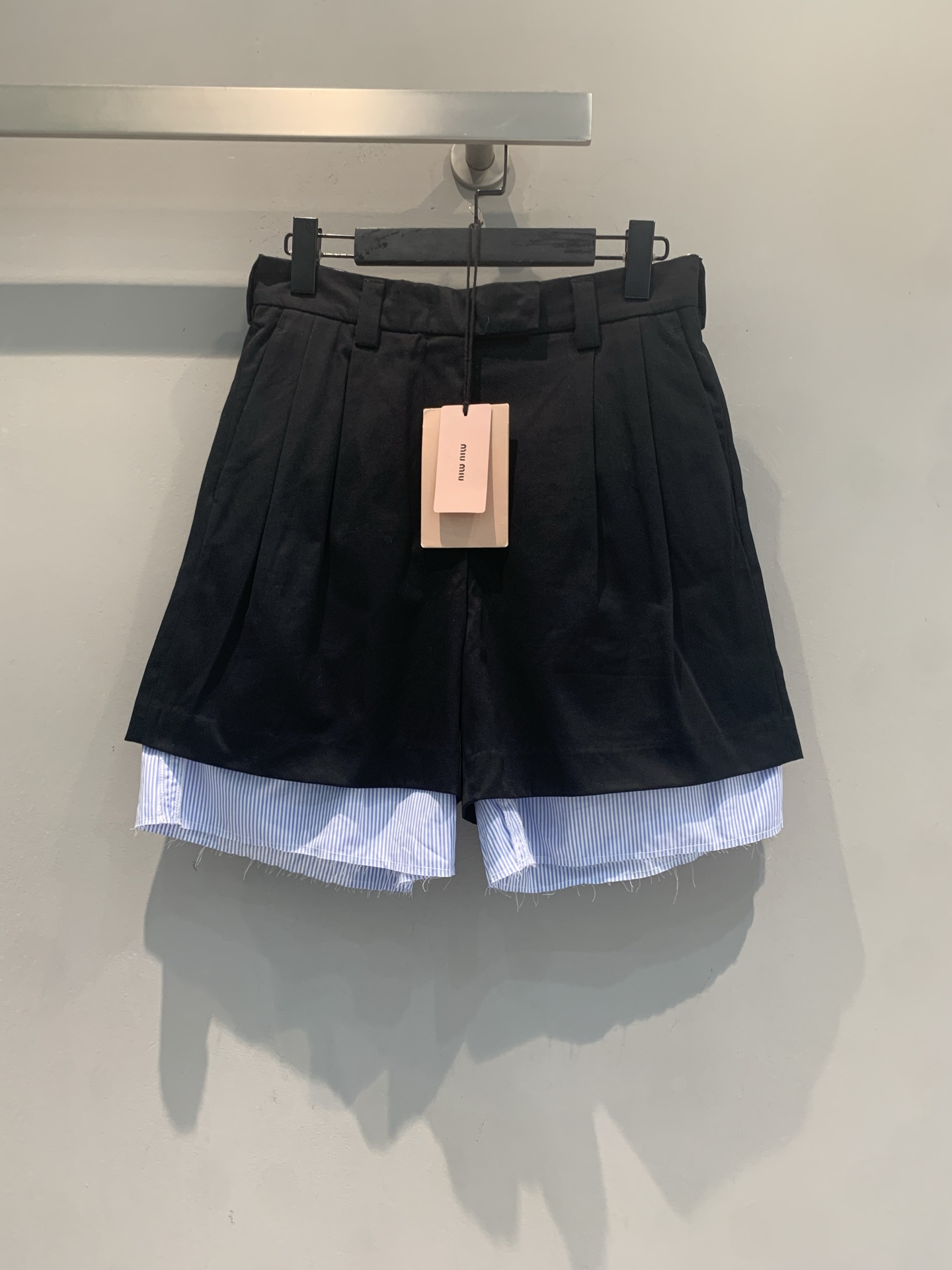 NO:841896,The new model is shipping. Originally developed by Miumi*, new spring and summer college style fashionable and versatile patchwork striped shorts, high waist design + blue and white striped hem, simple and detailed!  The fabric is light and breathable, making it super comfortable to wear in summer. The loose straight fit is easy to modify the shape of your legs, and can be easily used for commuting, leisure, and vacation. Pair it with a shirt or T-shirt, and you can switch between college style or commuting style. It is a must-have and versatile item for your summer wardrobe!  Size SML,,miumiu,shorts,shirts,tees,t-shirt,19860909新款出货啦 原版开发 Miumi*春夏新款学院风时髦百搭拼接条纹短裤,高腰设计+蓝白条纹下摆,简约又有细节感！面料轻薄透气,夏天穿超舒服.宽松直筒版型,修饰腿型还很自在,通勤、休闲、度假都能轻松驾驭.搭配衬衫或T恤,学院风or通勤风随心切换,是夏季衣橱必备百搭单品！码数SML,,miumiu,shorts,shirts,tees，t-shirt,,Women's clothing