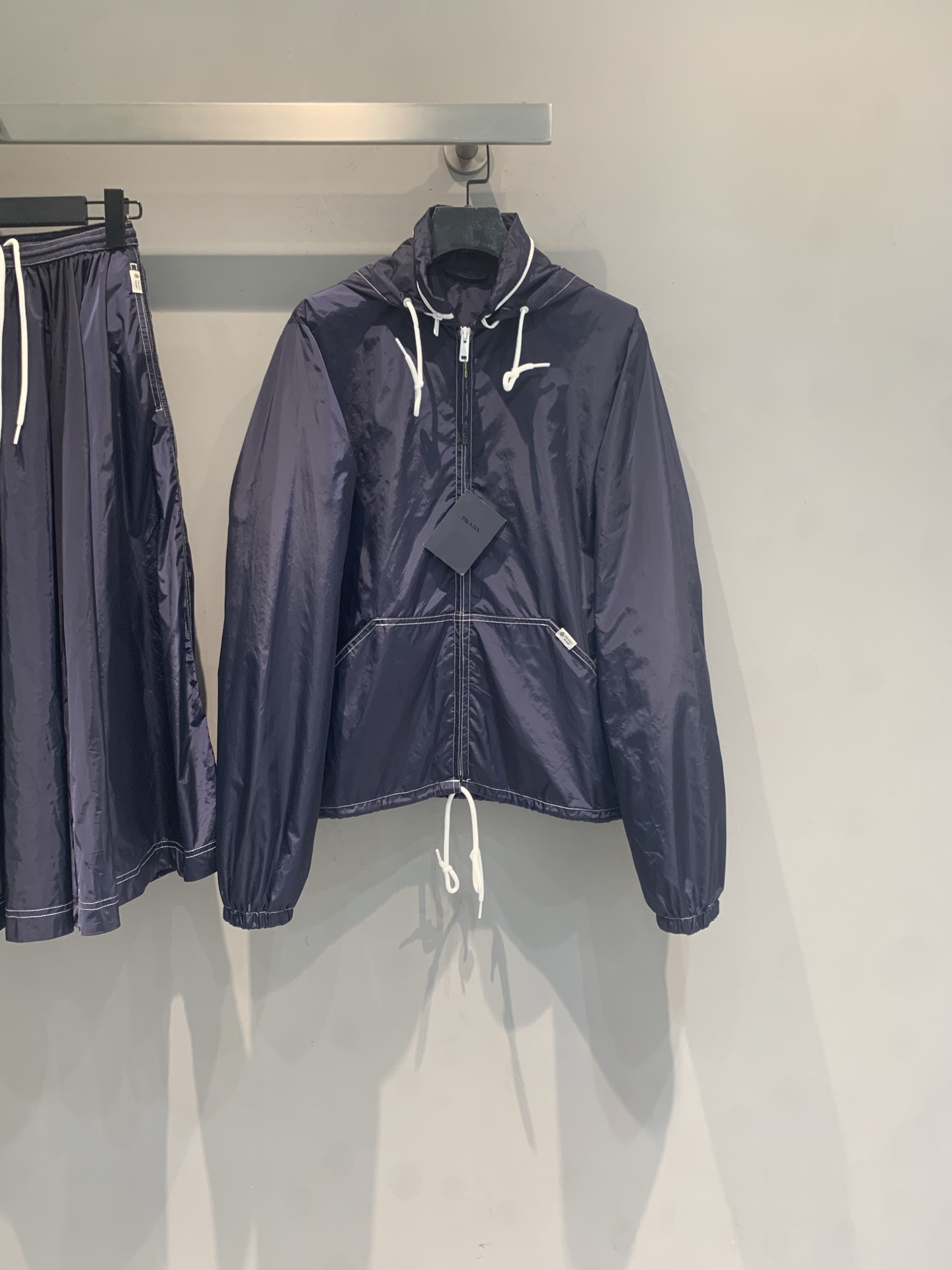 NO:841908,The new model is on the way. Originally developed by Prad*, the new spring and summer workwear-style drawstring nylon jacket is made of nylon material, lightweight and windproof, and is suitable for daily commuting or outdoor use!  Hooded drawstring + contrasting topstitching, full of urban functionality. The zipper is smooth, and the hem drawstring design is practical and highlights the waistline. Navy blue is low-key and high-end, a must-have for minimalist style lovers!  It has both quality and design, can easily cope with changing weather, is fashionable and practical. Size SML, prada, jackets & coats, hats,19860909新款出货啦 原版开发 Prad*春夏新款工装风抽绳尼龙外套,尼龙材质,轻盈防风,日常通勤或户外都很适合！连帽抽绳+撞色明线,都市机能感满满.拉链顺滑,下摆束口设计,实用又显腰线.藏蓝色低调高级,极简风格爱好者必入！品质与设计感兼具,轻松应对多变天气,时尚又实用.码数SML,,prada,jackets & coats,hats,,Women's clothing