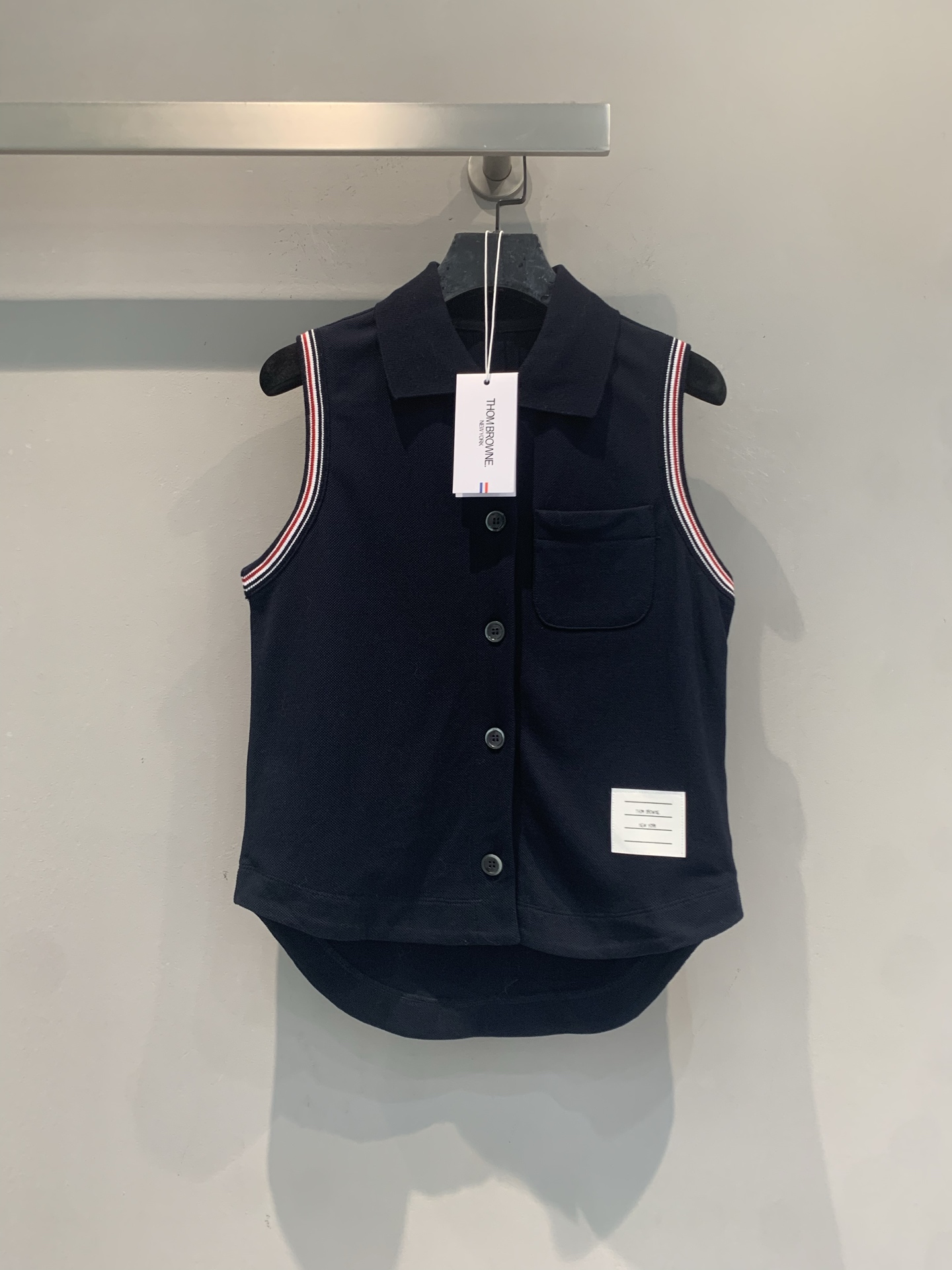 NO:841914,The new model has been shipped. The original development TB spring and summer new fashionable and versatile pique cotton sleeveless vest, classic navy blue + red, white and blue webbing, full of college style!  The piqué cotton material is breathable and comfortable, perfect for summer wear. The sleeveless design is neat and slimming, the lapels and chest pockets are full of details, and the tailoring is exquisite. It can be easily used for commuting and leisure. Paired with a pleated skirt or high-waisted pants, you can switch between college style or casual style, fashionable and practical. Size SML,,skirts,19860909新款出货啦 原版开发 TB春夏新款时髦百搭珠地棉无袖背心,经典藏青色+红白蓝织带,学院风满满！珠地棉材质透气舒适,夏天穿超合适.无袖设计利落显瘦,翻领+胸前口袋细节感十足,剪裁精致,通勤休闲都能轻松驾驭.搭配百褶裙或高腰裤,学院风or休闲风随心切换,时尚又实用.码数SML,,skirts,,Women's clothing