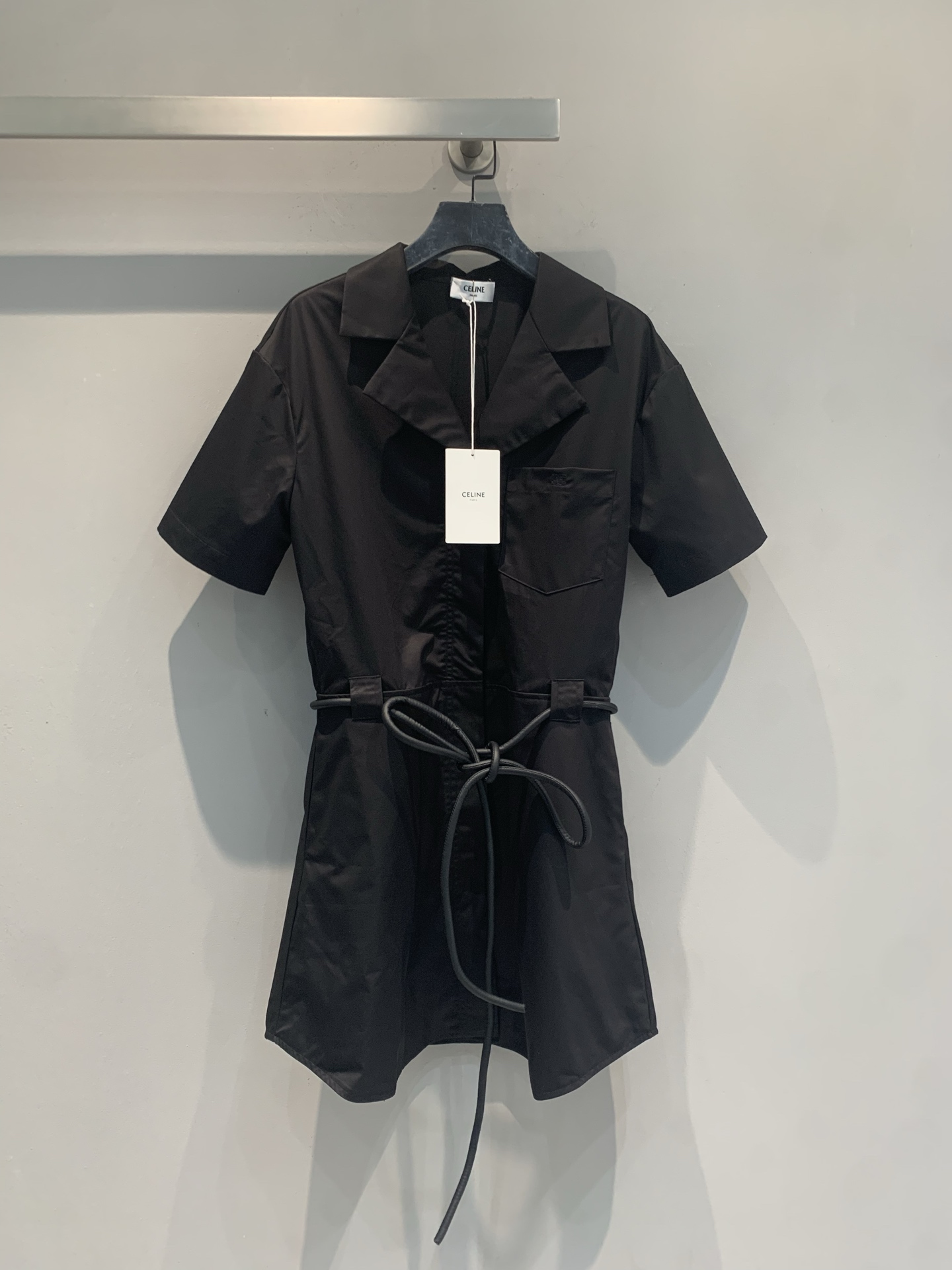 NO:841920,The new model has been shipped. The original development of Celin* new fashionable retro drawstring shirt dress for spring and summer. The light and thin fabric is perfect for summer!  Shirt-style lapels + chest pockets, simple and detailed. The waist strap is adjustable, easily outlines the waistline, and wears in a good proportion ~ The skirt length is just right, suitable for commuting and casual wear. The black color is versatile, and it can be worn with sports shoes or high heels!  The label shows that it is a new product of the brand, full of fashion sense, don’t miss it if you like simple style ~ size SML, celine, high heels, sneakers, skirts, shirts,19860909新款出货啦 原版开发 Celin*春夏新款时髦复古抽绳衬衫式连衣裙.轻薄面料超适合夏天！衬衫式翻领+胸前口袋,简约又有细节感.腰部绑带可调节,轻松勾勒腰线,穿出好比例～裙摆长度刚好,通勤休闲都能穿,黑色百搭,配运动鞋or高跟鞋都OK！标签显示是品牌新品,时尚感满满,喜欢简约风的姐妹别错过啦～码数SML,,celine,high heels,sneakers,skirts,shirts,,Women's clothing