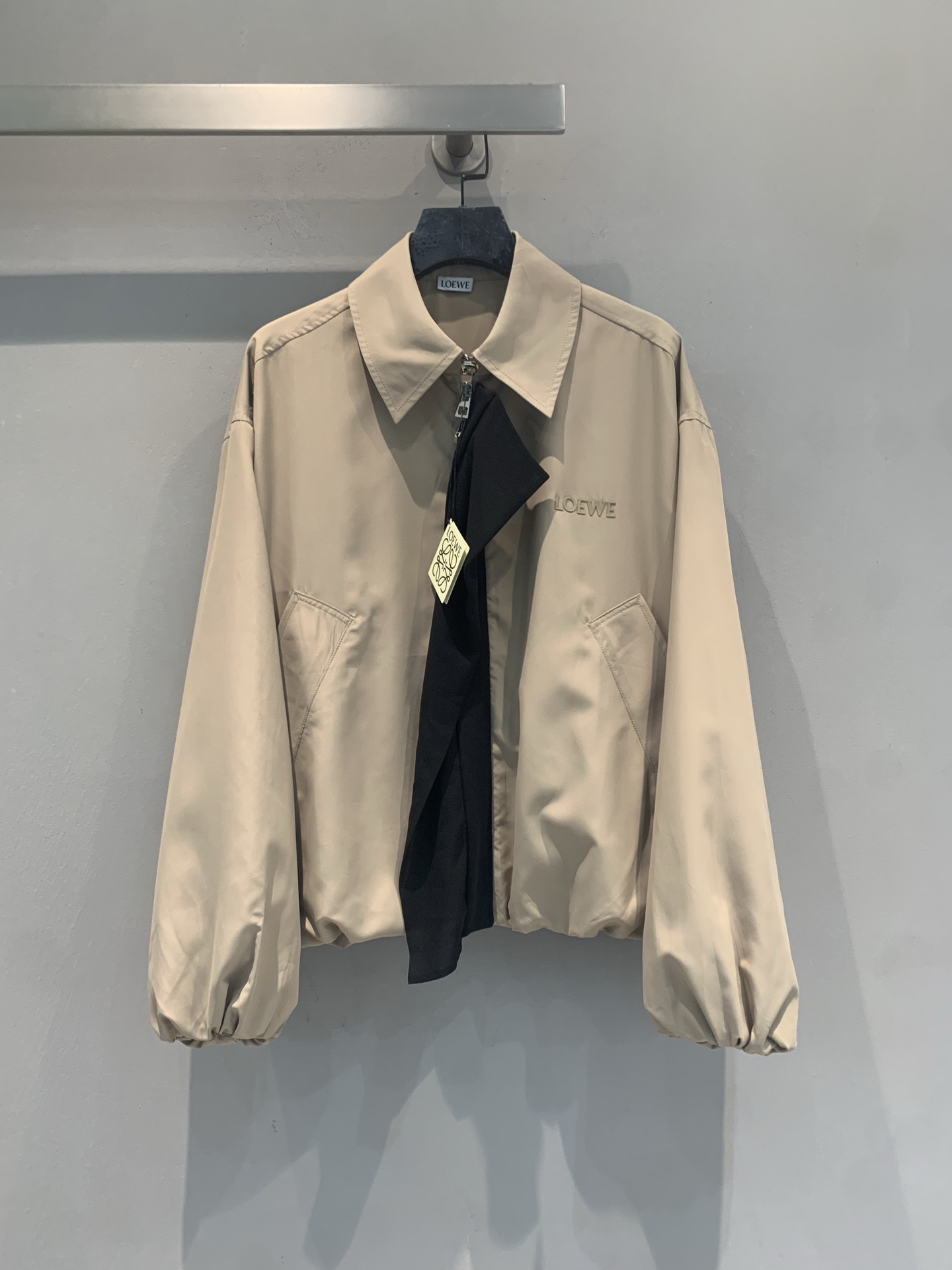 NO:844161,The new model is shipping. Originally developed by Loew*, the new fashionable retro ribbon khaki jacket for early spring is made of lightweight technical pleated poplin, windproof and water-repellent, perfect for spring and summer!  The black silk ribbon is embellished with zippers, with perfect details and a sense of layering. The loose silhouette can be easily controlled by both men and women. The khaki color is low-key and versatile, and is OK for daily commuting or outdoor use. The logo letters on the chest are highly recognizable, fashionable and practical, and are a must-have item in the spring and summer wardrobe!  Size SML,,loewe,jackets & coats,19860909新款出货啦 原版开发 Loew*早春新款时髦复古飘带卡其色夹克,轻质科技褶皱府绸,防风防泼水,春夏穿超合适！黑色丝绸飘带点缀拉链,细节满分,层次感up.宽松廓形,男女都能轻松驾驭,卡其色低调百搭,日常通勤或户外都OK.胸前徽标字母,辨识度高,时尚又实用,是春夏衣橱必备单品！码数SML,,loewe,jackets & coats,,Women's clothing