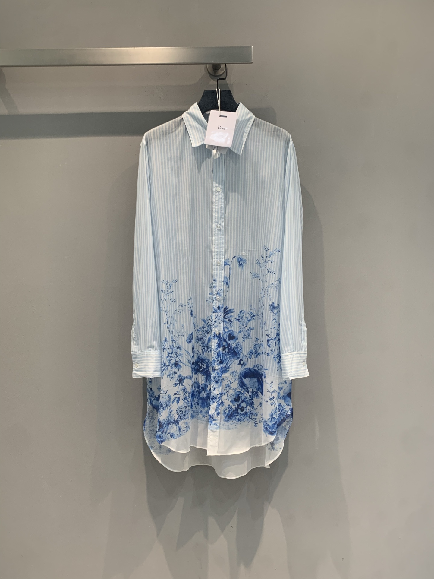 NO:843467,The new model is shipped. The original development CD spring and summer new fashionable retro blue and white porcelain printed shirt dress. Inspired by blue and white porcelain, blue and white color + floral pattern, full of Chinese aesthetic atmosphere!  Light and thin cotton fabric, super comfortable to wear in spring and summer, loose fit + long-sleeved design, perfect for daily commuting or artistic photography. Blue and white porcelain elements blend with modern tailoring, combining tradition and fashion. Pair it with plain trousers or skirts, and you can easily get a fresh and elegant look. Size 36 38 40,, skirts, shirts,19860909新款出货啦 原版开发 CD春夏新款时髦复古青花瓷印花衬衫裙.以青花瓷为灵感,蓝白配色+花卉图案,满满中式美学氛围感！轻薄棉质面料,春夏穿超舒服,宽松版型+长袖设计,日常通勤or文艺拍照都很出片.青花瓷元素融合现代剪裁,传统与时尚兼具,搭配素色裤装或裙装,轻松get清新优雅look.码数36 38 40,,skirts,shirts,,Women's clothing
