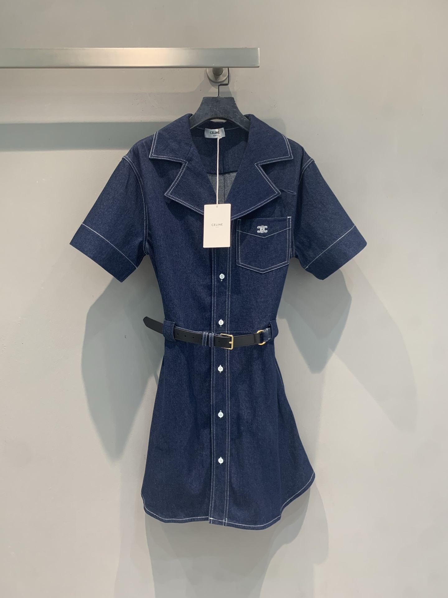 NO:844137,The new model has been shipped. The original development of Celin* new fashionable retro belted denim dress for spring and summer. Made of dark blue denim cotton, light and breathable, super comfortable to wear in summer!  The suit collar + white topstitching is smart and casual. The A-line skirt + black belt tightens the waist to show the body curve. The Arc de Triomphe logo on the chest is very recognizable. The short-sleeved design is refreshing and can be worn for daily commuting. Pair it with thick-soled shoes or a straw bag to easily get a fashionable look!  Size SML,,celine,espadrilles,skirts,T-shirt,business suit,19860909新款出货啦 原版开发 Celin*春夏新款时髦复古腰带牛仔连衣裙.采用深蓝牛仔棉,轻薄透气,夏天穿超舒服！西装领+白色明线,干练又休闲,A字裙摆+黑色腰带,收腰显身材曲线.胸前凯旋门Logo超有辨识度,短袖设计清爽,通勤日常都能穿.搭配厚底鞋或草编包,轻松get时髦造型！码数SML,,celine,espadrilles,skirts,T-shirt,business suit,,Women's clothing