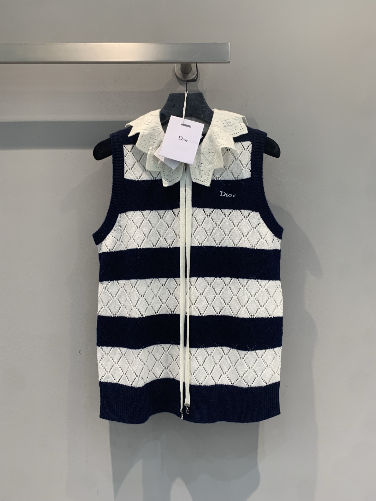 NO:843471,The new model has been shipped. The original development CD spring and summer new fashionable and versatile geometric striped hollow knitted vest, navy + white stripes with rhombus hollows, breathable and exquisite. Doll collar + lace design, full of college style, full of girly feeling!  The sleeveless and loose version is super friendly to the figure, and can be easily worn by fat girls. It can be worn for daily commuting, dating, and vacations. It is elegant when paired with a skirt, and has a refreshing salty style with white pants. It is very practical to wear multiple clothes!  Code number 36 38 40,,skirts,19860909新款出货啦 原版开发 CD春夏新款时髦百搭几何图形条纹镂空针织背心,藏青+白色条纹搭配菱格镂空,透气又精致.娃娃领+系带设计,学院风满满,少女感十足！无袖宽松版型,对身材超友好,微胖姐妹也能轻松驾驭～日常通勤、约会、度假都能穿,搭配半裙优雅,配白裤清爽盐系风,一衣多穿超实用！码数36 38 40,,skirts,,Women's clothing
