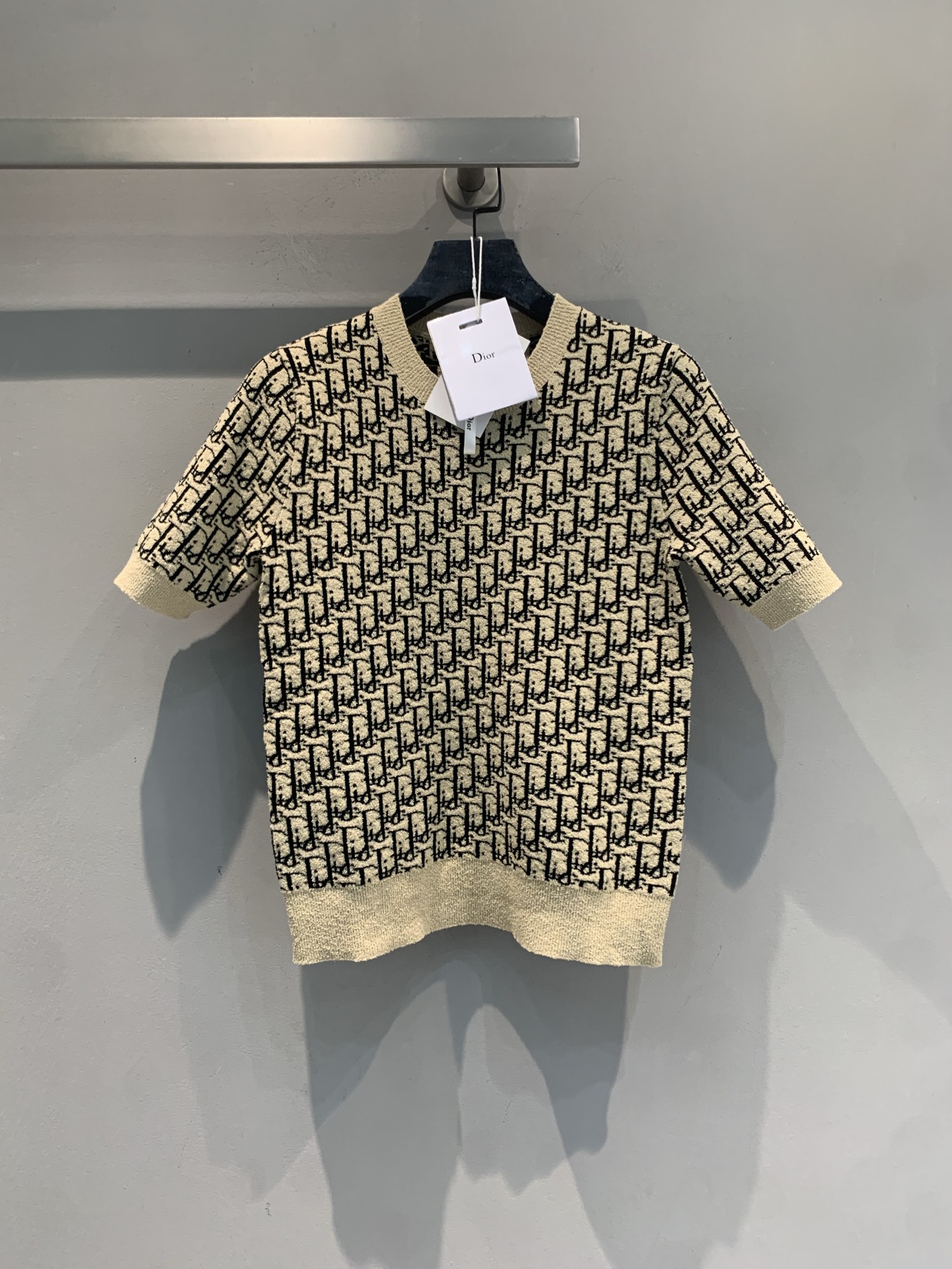 NO:843475,The new model has been shipped. The original CD Oblique knitted short-sleeve, classic all-over Oblique pattern, off-white + black color, low-key and high-end. Soft knitted fabric, close to the skin and comfortable, very suitable for spring and summer. The round-neck short-sleeved design is simple and elegant, and can be easily used for daily commuting or leisure. Oblique presbyopia is highly recognizable, paired with jeans or skirts, you can easily get French elegance or sweet girl style, fashionable and practical!  Size SML,,skirts,jeans,T-shirt,19860909新款出货啦 原版开发 CD Oblique老花针织短袖,经典满印Oblique图案,米白+黑色配色,低调又高级.柔软针织面料,贴肤舒适,春夏穿超合适.圆领短袖设计简约大方,日常通勤或休闲都能轻松驾驭.Oblique老花辨识度超高,搭配牛仔裤或半裙,轻松get法式优雅or甜妹风,时髦又实用！码数SML,,skirts,jeans,T-shirt,,Women's clothing