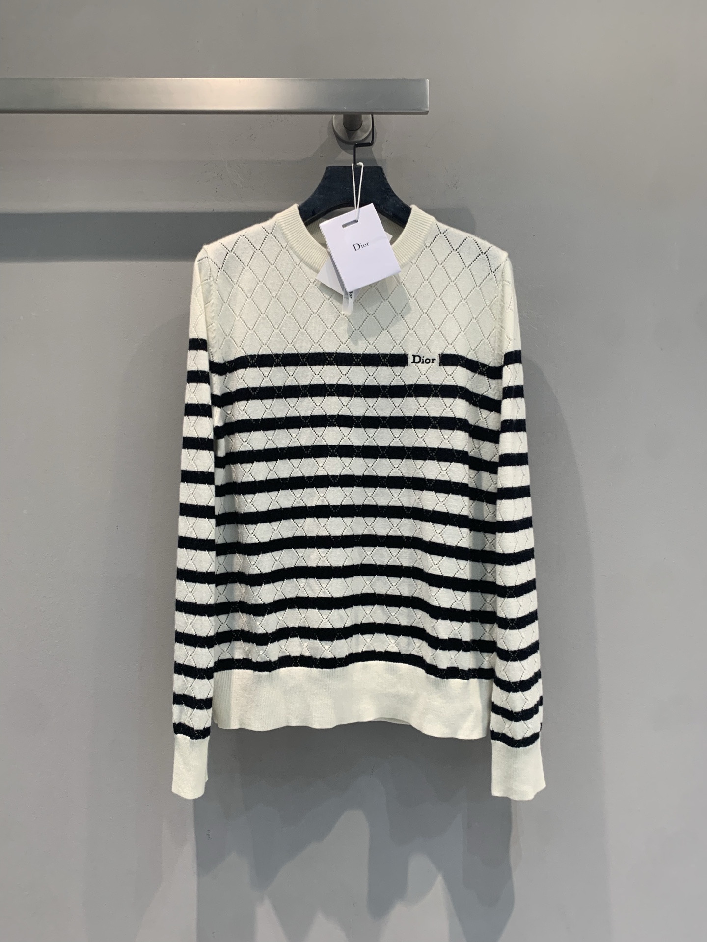 NO:843478,The new model is shipping. The original development CD is a new fashionable and versatile geometric striped sweater for early autumn. It has a black and white contrasting color design, simple and classic. High-quality knitted fabric, soft and skin-friendly, super comfortable to wear in autumn and winter!  'Dior' embroidery on the chest gives it a full sense of brand. It has a loose fit and is highly tolerant. It can be worn alone or layered with it. It can be easily used for commuting and leisure. It is elegant and practical. It is a must-have and versatile item for autumn and winter wardrobes!  Code number 36 38 40,,dior,19860909新款出货啦 原版开发 CD早秋新款时髦百搭几何图形条纹针织衫,黑白撞色设计,简约又经典.高品质针织面料,柔软亲肤,秋冬穿超舒服！胸前“Dior”刺绣,品牌感满满.宽松版型,包容性强,单穿或内搭都很OK,通勤休闲都能轻松驾驭,优雅又实用,是秋冬衣橱必备百搭单品！码数36 38 40,,dior,,Women's clothing