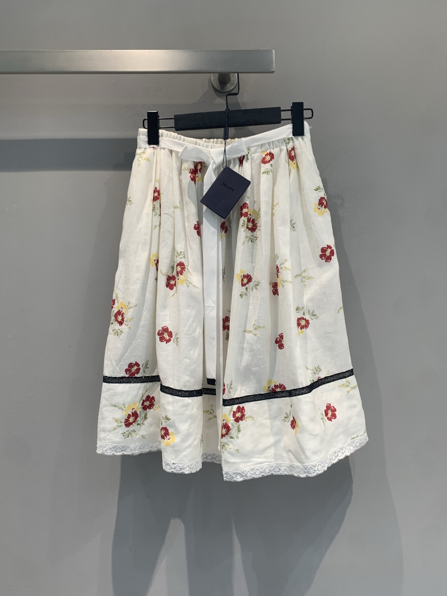 NO:843483,New model shipped, original version developed  Prad* new spring and summer fashionable retro lace floral skirt, milky white linen fabric, light and breathable, red and yellow floral + black lace, full of fresh retro feel. High-waisted A-line version, modified waistline, naturally drape skirt, elegant and smart. Paired with lace suspenders or knitted cardigan, you can easily create a holiday style or daily wear, full of layering, suitable for spring and summer outings, vacations, and dates. Size SML, prada, skirts,19860909新款出货啦 原版开发 Prad*春夏新款时髦复古蕾丝花边碎花半裙,奶白色亚麻面料,轻盈透气,红黄碎花+黑色蕾丝边,清新复古感满满.高腰A字版型,修饰腰线,裙摆自然垂坠,优雅又灵动.搭配蕾丝吊带或针织开衫,轻松打造度假风or日常穿搭,层次感十足,春夏出街、度假、约会都很适合哦.码数SML,,prada,skirts,,Women's clothing