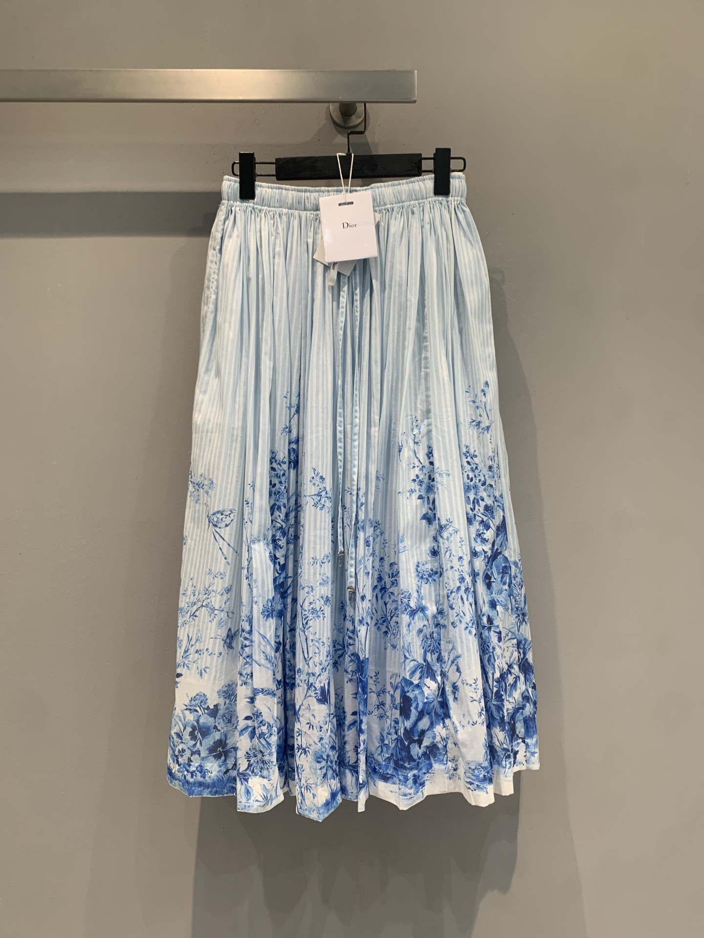 NO:843489,The new model is shipping. The original development CD is a new fashionable and versatile blue and white porcelain pleated skirt for spring and summer. The blue and white gradient print is inspired by Chinese blue and white porcelain. It has a cool and elegant temperament. Lightweight fabric + pleated design, elegant and flexible skirt, perfect for spring and summer wear!  The waist is elastic, comfortable and flattering, and can be easily worn in daily or formal occasions. Paired with a knitted top or a simple shirt, the French romantic atmosphere can be directly completed ~ Size SML,,skirts,shirts,19860909新款出货啦 原版开发 CD春夏新款时髦百搭青花瓷百褶半裙,蓝白渐变印花灵感源自中国青花瓷,清冷优雅气质满分.轻盈面料+百褶设计,裙摆飘逸灵动,春夏穿搭超适合！腰部松紧,舒适又显身材,日常或正式场合都能轻松驾驭.搭配针织上衣或简约衬衫,法式浪漫氛围感直接拉满～码数SML,,skirts,shirts,,Women's clothing