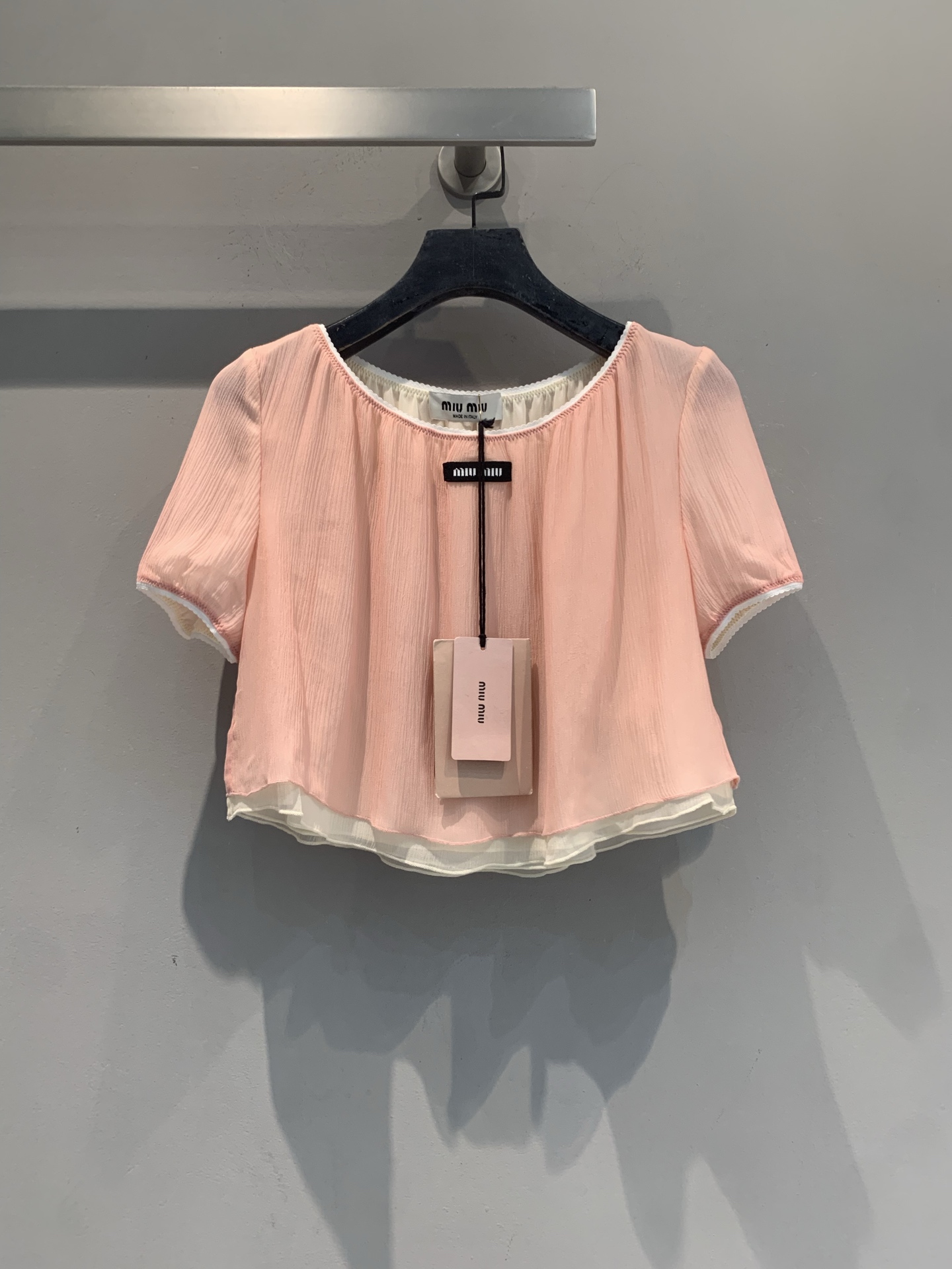 NO:844173,The new model is now shipping. The original developed Miumi* new fashionable and versatile fake two-piece pink silk top for spring and summer. The silk fabric is light and breathable, and the layered pleat design has a super three-dimensional and drapey feel. Puff sleeves + round neck cut, sweet and elegant, perfect for spring and summer!  The peach pink has a gentle atmosphere. Pair it with a skirt or straw bag of the same color. It can be easily worn on dates and in daily life. Get a sweet and cool style!  Size SML,,miumiu,espadrilles,skirts,real silk,19860909新款出货啦 原版开发 Miumi*春夏新款时髦百搭假两件粉色真丝上衣.真丝面料 轻薄透气,层叠褶皱设计超有立体感和垂坠感.泡泡袖+圆领剪裁,甜美又优雅,春夏穿超适合！蜜桃粉色温柔氛围感满分,搭配同色半裙或草编包,约会、日常都能轻松驾驭,甜酷风格get！码数SML,,miumiu,espadrilles,skirts,real silk,,Women's clothing