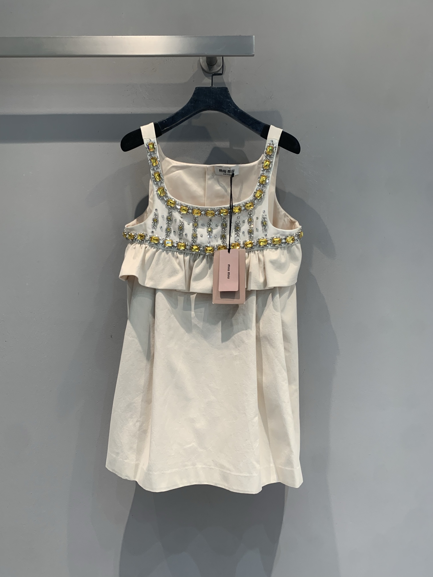 NO:843495,The new model is shipping. The original Miumi* spring and summer new fashionable and versatile hand-beaded dress is made of light cotton fabric, light beige and white, simple and elegant. The neckline and shoulders are embellished with gold and silver beading, which is full of retro sophistication. The skirt is loose and pleated at the hem, comfortable and fashionable, and can be easily worn in daily life or special occasions. This season's main theme is 'AT WORK', a fusion of workwear and haute couture, both practical and artistic, perfect for sisters who like unique designs!  Code numberSML,,miumiu,skirts,19860909新款出货啦 原版开发 Miumi*春夏新款时髦百搭手工钉珠连衣裙,采用轻盈棉质面料,浅米白色调,简约优雅.领口和肩部点缀黄银钉珠,复古精致感满满.裙身宽松,褶皱下摆,舒适又时髦,日常或特殊场合都能轻松驾驭.本季主打“AT WORK”主题,工装与高定融合,实用与艺术兼具,超适合喜欢独特设计的姐妹们！码数SML,,miumiu,skirts,,Women's clothing