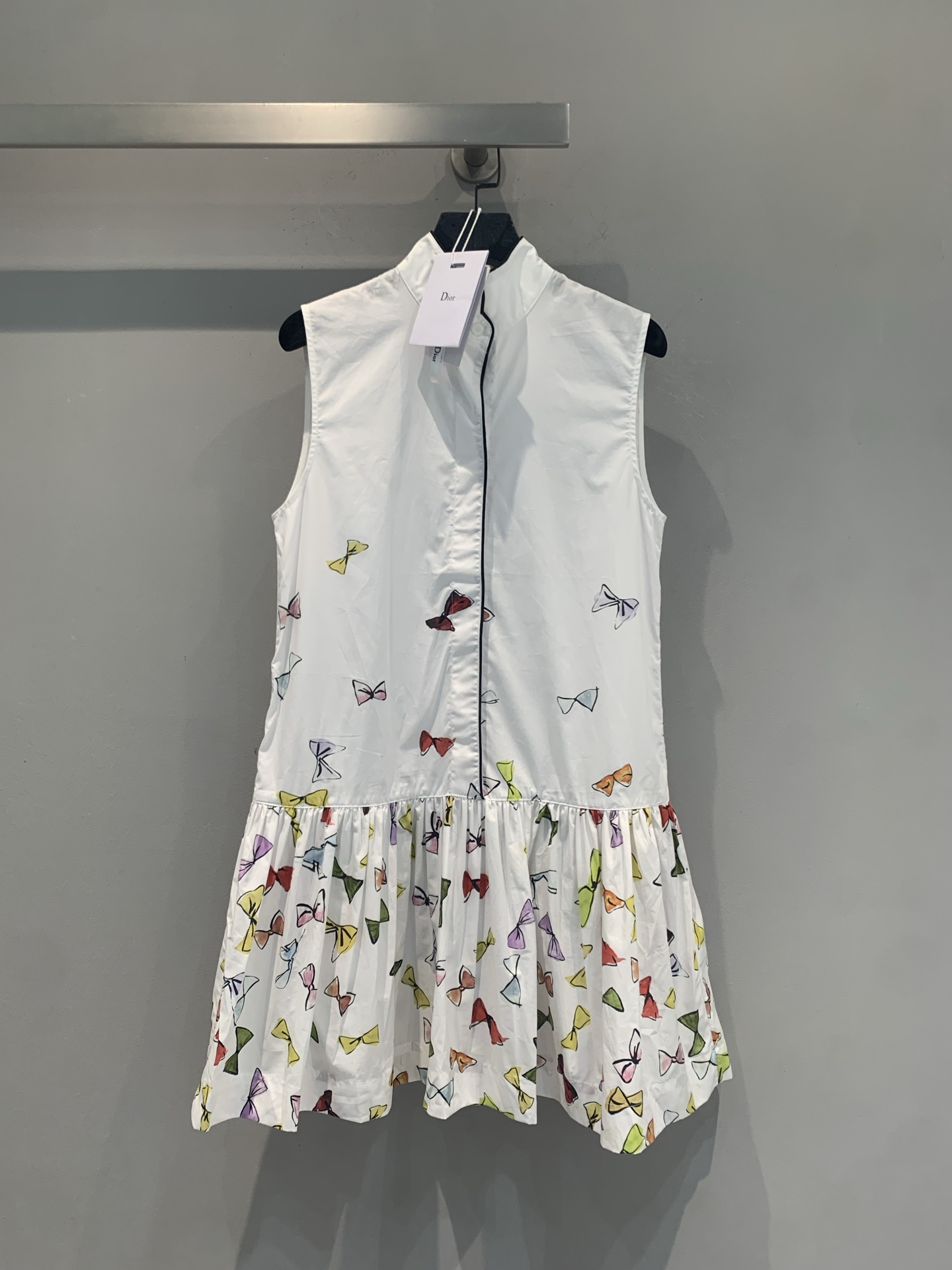 NO:857433,The new model has been shipped. The original development CD spring and summer new fashionable retro colorful bow dress, white sleeveless shirt skirt version, black contrast collar + button placket, highly recognizable!  The skirt is full of hand-painted colorful bows, childlike and delicate. The ruffled skirt is smart and elegant. The pure cotton fabric is skin-friendly and breathable. It is super comfortable to wear in spring and summer and has a girlish feel. Size 36 38 40,,skirts,shirts,19860909新款出货啦 原版开发 CD春夏新款时髦复古彩色蝴蝶结连衣裙,白色无袖衬衫裙版型,黑色撞色领边+纽扣门襟,辨识度超高！裙身满是手绘彩色蝴蝶结,童趣又精致,荷叶边裙摆灵动飘逸,纯棉面料亲肤透气,春夏穿超舒服,少女感满满.码数36 38 40,,skirts,shirts,,Women's clothing