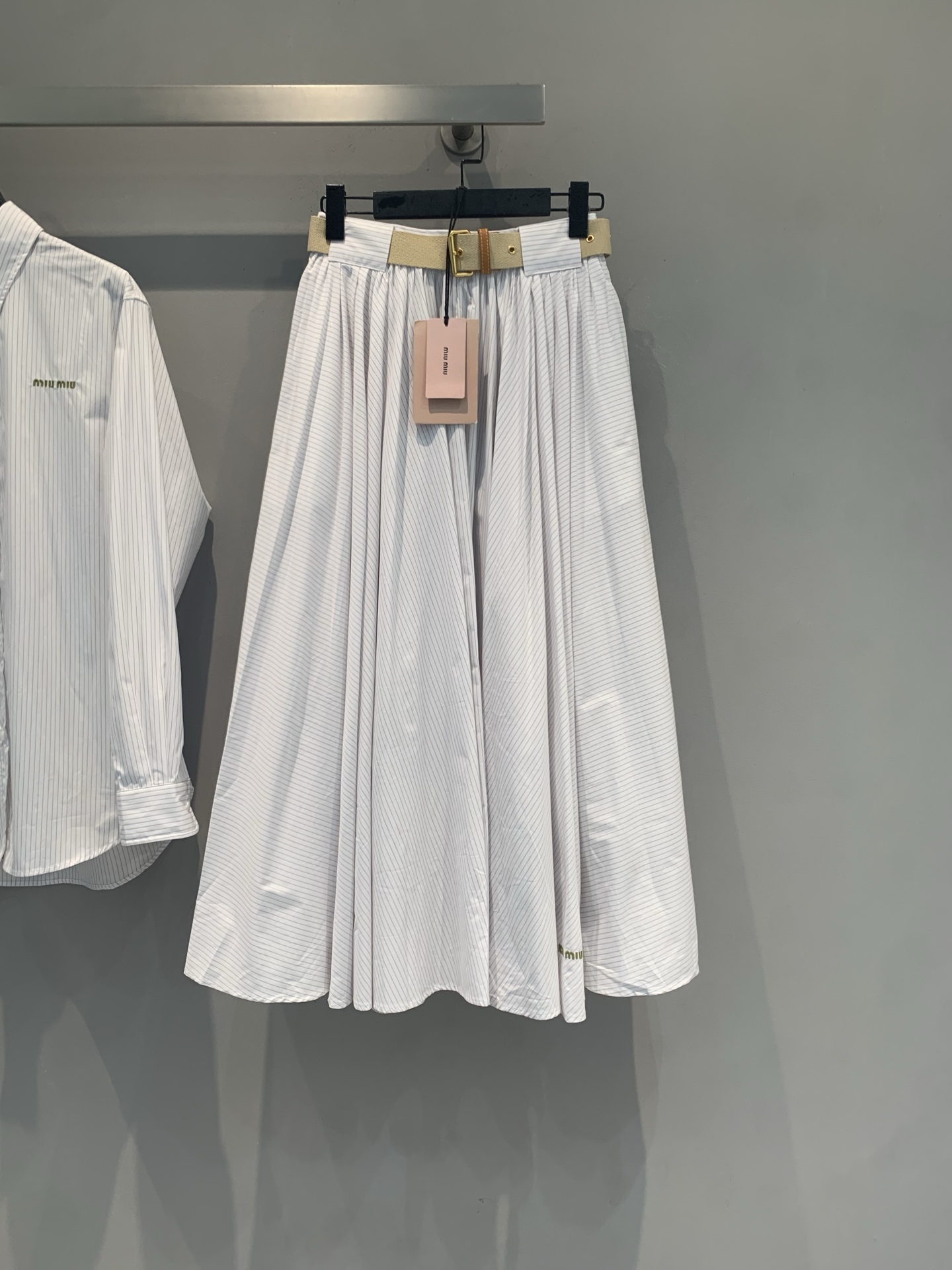 NO:860636,The new model is shipping. The original developed Miumi* new fashionable and versatile high-waisted A-line skirt for spring and summer. It is light and breathable, and super comfortable to wear in spring and summer!  The high-waist + elastic belt design makes you look slimmer and flatters the waistline. The skirt has a perfect drape, giving you a sense of elegance when walking. The white color is versatile and looks good with short-sleeves and shirts. It can be easily used for commuting, dating, and daily life ~ The skirt is moderate in length, elegant and practical, and is a must-have item in the spring and summer wardrobe!  Size SML,,miumiu,skirts,shirts,T-shirt,19860909新款出货啦 原版开发 Miumi*春夏新款时髦百搭高腰A字半身裙,轻薄透气,春夏穿超舒服！高腰+松紧腰带设计,显瘦又修饰腰线,裙摆垂坠感满分,走路自带飘逸感.白色百搭,随便配短袖、衬衫都好看,通勤、约会、日常都能轻松驾驭～裙长适中,优雅又实用,是春夏衣橱必备单品！码数SML,,miumiu,skirts,shirts,T-shirt,,Women's clothing