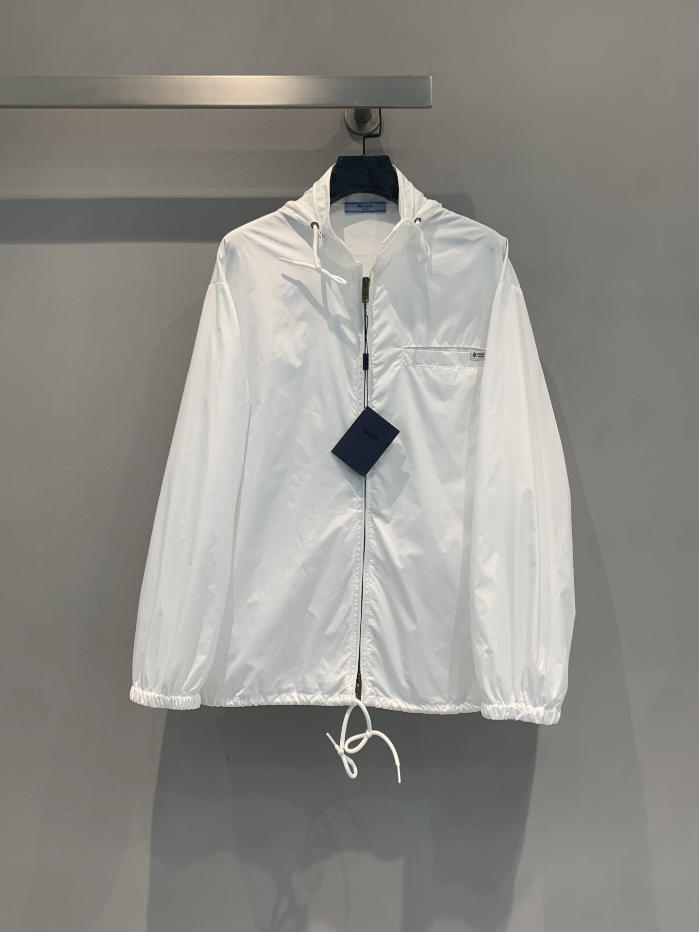 NO:844156,The new model is now available. Prad*’s new fashionable and versatile drawstring white hooded sun protection windbreaker for spring and summer is made of light and thin nylon fabric, which is windproof and breathable, making it super comfortable to wear in spring and summer!  Simple design + metal zipper + chest logo, low-key and recognizable. Hood + drawstring hem, practical and fashionable, easy to control for commuting, outdoor, and daily life. The white color is versatile and looks good with any combination. It is a must-have multi-functional item in the wardrobe!  Code numberSML,,prada,hats,19860909新款出货啦 Prad*春夏新款时髦百搭抽绳白色连帽防晒风衣,采用轻薄尼龙面料,防风又透气,春夏穿超舒服！简约设计+金属拉链+胸前Logo,低调又有辨识度.连帽+抽绳下摆,实用又时髦,通勤、户外、日常都能轻松驾驭.白色百搭,怎么搭都好看,是衣橱必备多功能单品！码数SML,,prada,hats,,Women's clothing