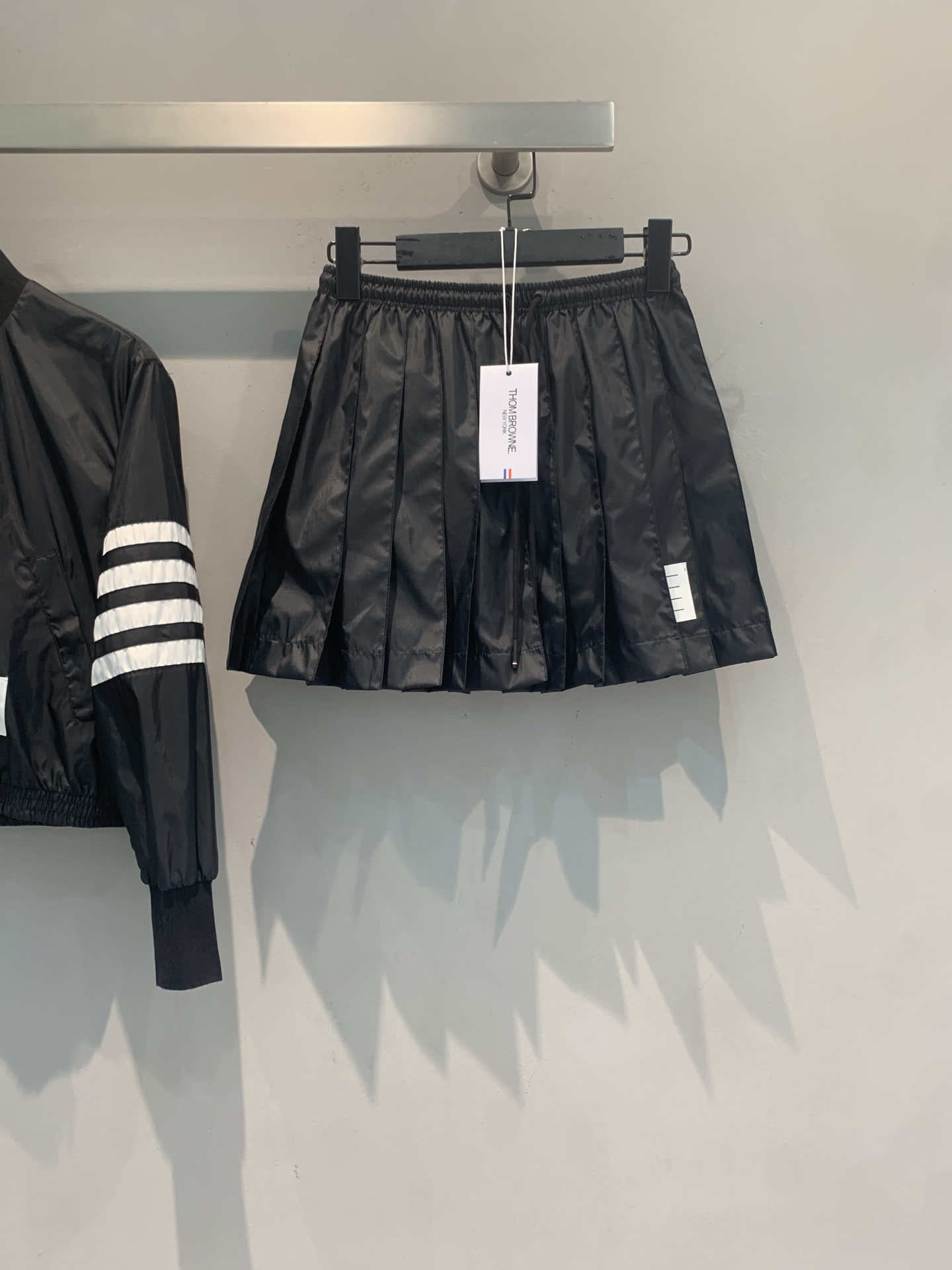 NO:860633,New model is shipping. Original development TB new spring and summer college style black pleated skirt, made of light and thin polyester fiber, soft and drapey, super comfortable to wear in summer!  A-line shape + elastic waist, slimming and hip-covering, pleated design with full layering, easy to control in college style or street style. The skirt is decorated with zippers and full of details. It is versatile for daily commuting and casual outings. It goes well with short-sleeves, shirts or jackets, and it is easy to switch between multiple styles!  Size SML,,skirts,jackets & coats,shirts,T-shirt,19860909新款出货啦 原版开发 TB春夏新款学院风黑色百褶裙,轻薄聚酯纤维材质,柔软有垂感,夏天穿超舒服！A字版型+松紧腰,显瘦又遮胯,百褶设计层次感满满,学院风or街头风都能轻松驾驭.裙摆拉链装饰,细节感十足,日常通勤、休闲出街都很百搭,搭配短袖、衬衫或外套都很出彩,轻松切换多种风格！码数SML,,skirts,jackets & coats,shirts,T-shirt,,Women's clothing
