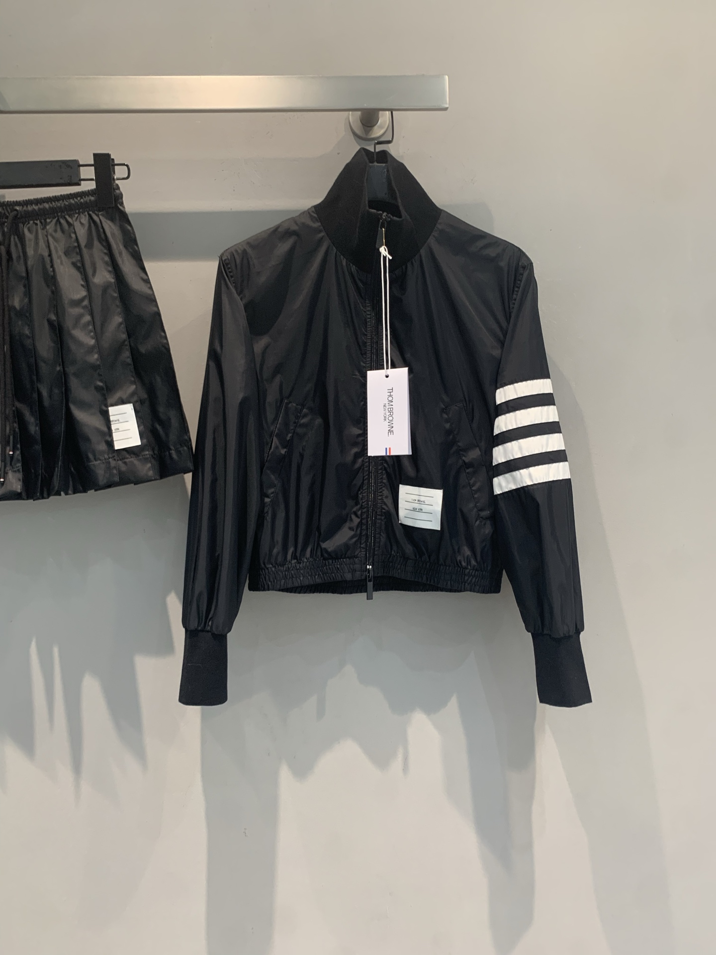 NO:860559,The new model has been shipped. The original development TB spring and summer new college style classic four-stripe nylon jacket, black nylon material is lightweight and windproof, perfect for spring and autumn!  The four white stripes on the cuffs and the brand label on the chest are perfect for recognition. The zipper closure and hooded design are practical and fashionable, and can be easily worn in college style or sports style. It can be worn for daily commuting and outdoor activities, and it looks great with skirts or casual pants. It is one of the brand's iconic items!  Size SML,,skirts,jackets & coats,hats,19860909新款出货啦 原版开发 TB春夏新款学院风经典四条纹尼龙外套,黑色尼龙材质轻便防风,春秋季节超适合！袖口四条白色条纹+胸前品牌标签,辨识度满分.拉链开合+连帽设计,实用又时髦,学院风or运动风都能轻松驾驭.日常通勤、户外活动都能穿,搭配裙装或休闲裤都很出彩,是品牌标志性单品之一！码数SML,,skirts,jackets & coats,hats,,Women's clothing