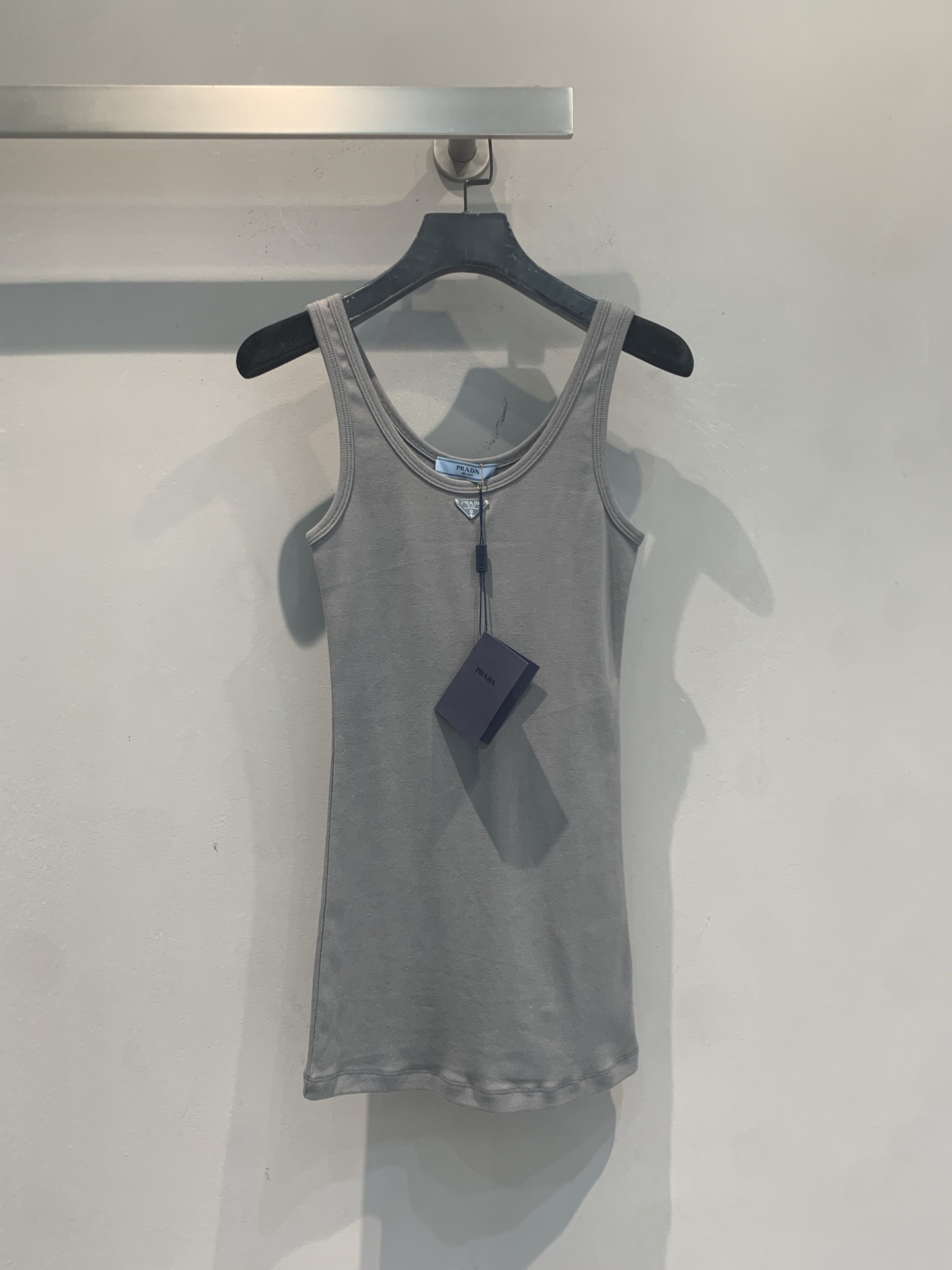 NO:860576,The new model is shipped. The original development of Prad* spring and summer new fashionable and versatile triangle vest is made of high-quality pure cotton fabric, soft and elastic, and super comfortable to wear next to the body!  U-neck + sleeveless design, simple and versatile, can be worn alone or layered. The gray color is low-key and attractive, and can be easily matched with various styles. There is a Prada logo on the neckline, perfect details, and high quality!  It can be easily used for daily commuting and leisure. It is comfortable and fashionable. It is a must-have basic model for the wardrobe ~ Size SML,, prada,19860909新款出货啦 原版开发 Prad*春夏新款时髦百搭三角标背心,采用高品质纯棉面料,柔软有弹性,贴身穿着超舒适！U领+无袖设计,简约百搭,单穿或内搭都很OK.灰色低调耐看,轻松搭配各种风格.领口有Prada标志,细节满分,质感在线！日常通勤、休闲都能轻松驾驭,舒适又时髦,是衣橱必备基础款～码数SML,,prada,,Women's clothing
