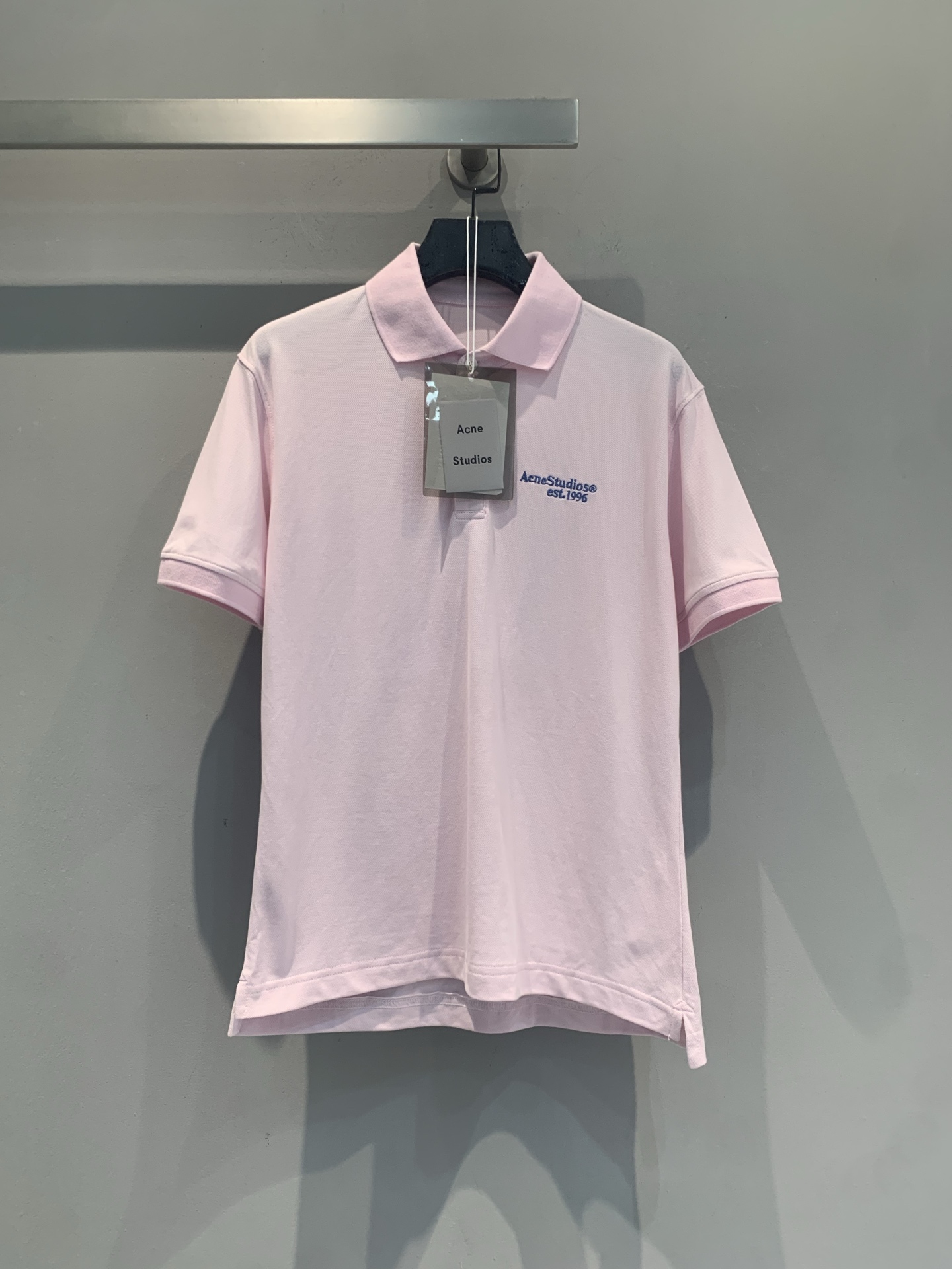 NO:860586,The new model is now shipping. The original developed Acne Studio* new spring and summer college-style pink polo shirt is made of pique mesh fabric, which is breathable and skin-friendly. It is super comfortable to wear in summer!  Low saturation tender pink + blue embroidered logo, full of details, low-key and design sense. Neutral tailoring, strong tolerance, it is OK to wear alone or paired with jeans and casual pants. It is easy to choose between college style and casual style ~ it can be easily used for daily work and casual occasions!  Code number SML,,acne studios,dior,jeans,19860909新款出货啦 原版开发 Acne Studio*春夏新款学院风粉色Polo衫,选用珠地网眼面料,透气又亲肤,夏天穿超舒服！低饱和嫩粉色+蓝色刺绣徽标,细节满分,低调又有设计感.中性剪裁,包容性强,单穿or搭配牛仔裤、休闲裤都很OK,学院风、休闲风轻松拿捏～日常出勤、休闲场合都能轻松驾驭！码数SML,,acne studios,dior,jeans,,Women's clothing