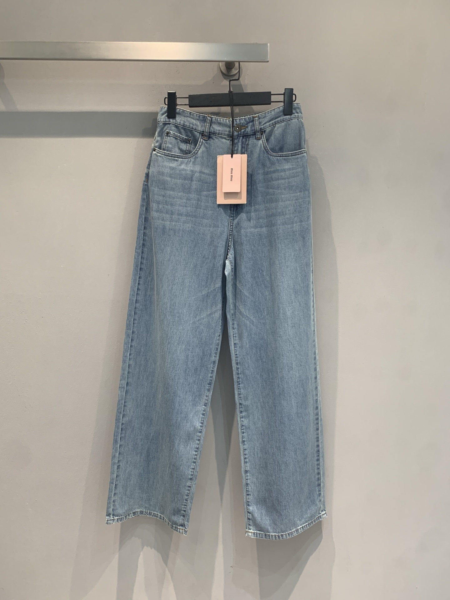 NO:860606,The new model is shipped. The original developed Miumi* spring and summer new fashionable retro letter embroidered denim wide-leg pants. Light blue retro denim + high-waisted wide-leg design, slimming and modifying the leg shape, and the hems of the trouser legs are super layered. Paired with a white inner layer and a brown belt, it has a perfect sweet and cool style. It can be easily used for daily outings, dates, and casual styles, retro and fashionable. Size SML,,miumiu,19860909新款出货啦 原版开发 Miumi*春夏新款时髦复古字母刺绣牛仔阔腿裤.浅蓝复古丹宁+高腰阔腿设计,显瘦又修饰腿型,裤脚卷边超有层次感.搭配白色内搭和棕色皮带,甜酷风满分.日常出街、约会、轻熟风都能轻松驾驭,复古又时髦.码数SML,,miumiu,,Women's clothing