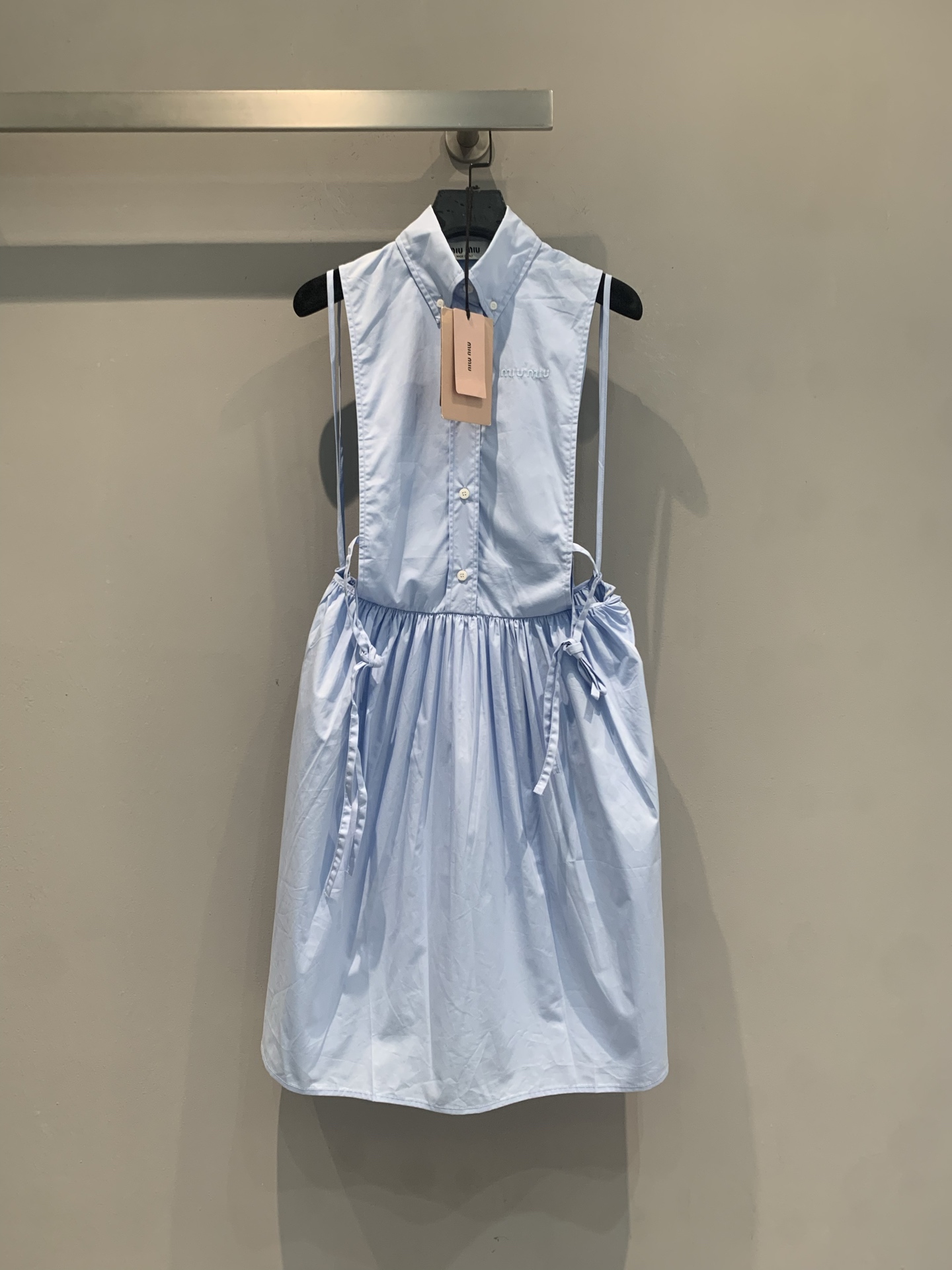 NO:860612,The new model has been shipped. The original developed Miumi* new fashionable and versatile blue sleeveless dress for spring and summer. The light cotton fabric is super breathable and super comfortable to wear in summer!  Sleeveless + scooped waist design, adjustable waist straps, flattering the body shape and a sense of hierarchy. The light blue tone is fresh and elegant, and it is very photogenic in daily life, vacation, and photo shoots. It is full of girlishness, smart and charming~Size SML,,miumiu,skirts,19860909新款出货啦 原版开发 Miumi*春夏新款时髦百搭蓝色无袖连衣裙,轻薄棉质面料超透气,夏天穿超舒服！无袖+挖腰设计,腰部系带可调节,修饰身形又有层次感.淡蓝色调清新优雅,日常、度假、拍照都很出片,少女感满满,灵动又迷人～码数SML,,miumiu,skirts,,Women's clothing