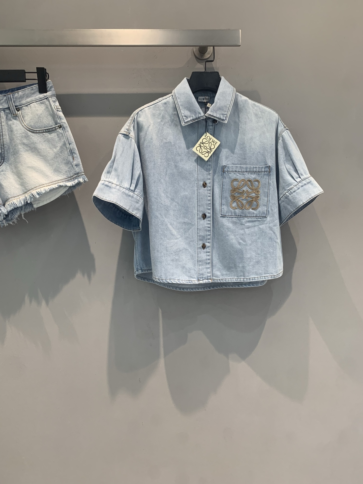NO:857443,The new model is now shipping, originally developed by LOEW* Paula's Ibiza series embroidered logo denim shirt, light blue washed fabric is soft and breathable, super comfortable to wear in summer!  Short sleeves + loose fit, highly tolerant, suitable for wearing alone or as an outer layer. The Anagram embroidery on the chest is super recognizable, and the details are perfect!  The cuffs are adjustable, practical and fashionable. Pair it with a straw bag and denim shorts, and you can easily get the summer vacation style ~ Size SML, loewe, espadrilles, shorts, shirts, T-shirt,19860909新款出货啦 原版开发 LOEW* Paula's Ibiza系列刺绣logo牛仔衬衫,浅蓝水洗面料柔软透气,夏天穿超舒服！短袖+宽松版型,包容性强,单穿or外搭都OK.胸前Anagram刺绣超有辨识度,细节满分！袖口可调节,实用又时髦.搭配草编包、牛仔短裤,轻松get夏日度假风～码数SML,,loewe,espadrilles,shorts,shirts,T-shirt,,Women's clothing