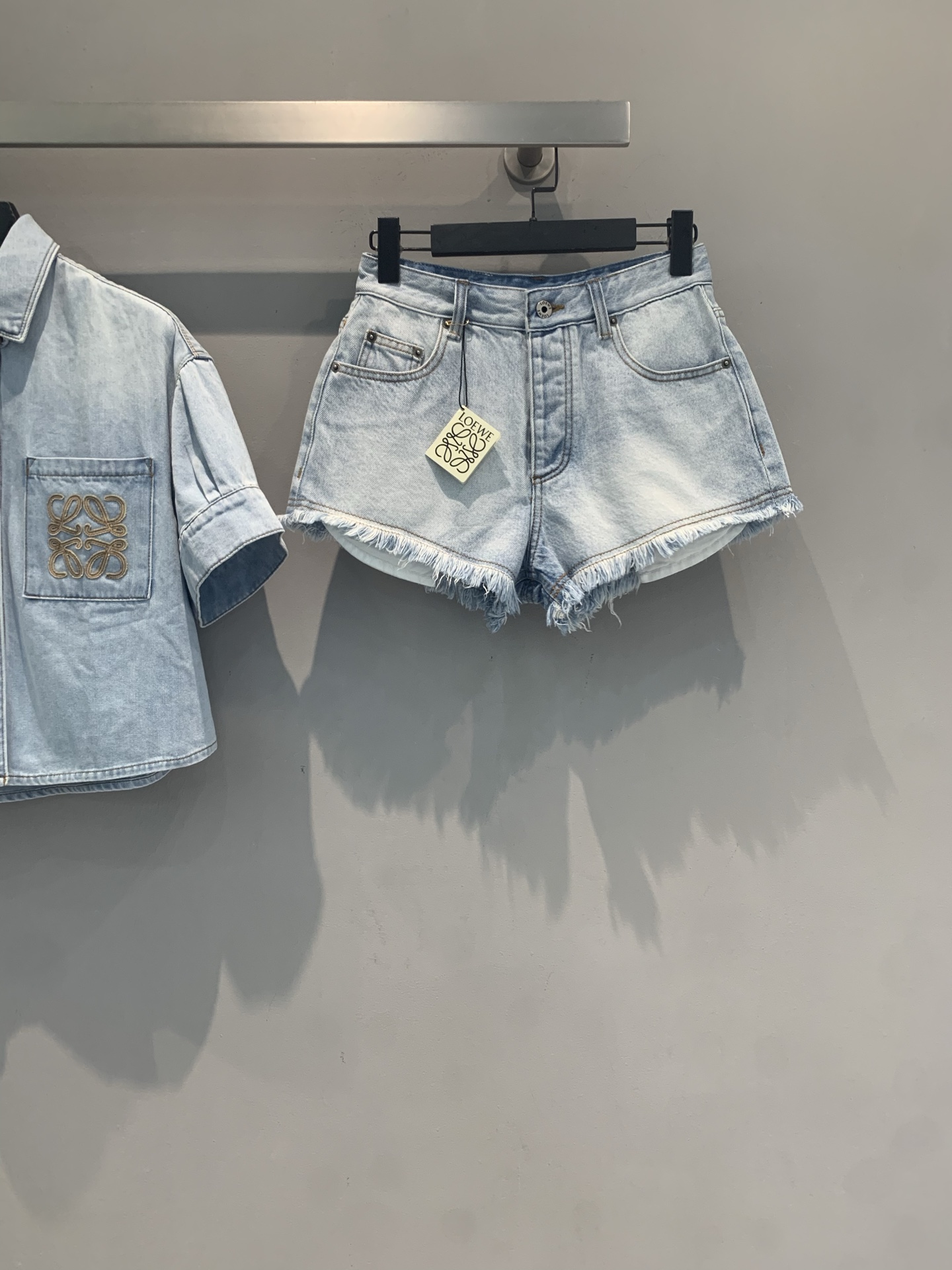 NO:857466,The new model is shipping. The original development Loew*Paula's Ibiza series embroidered logo denim shorts, light blue washed and distressed, raw edge tassel design, retro casual and super atmospheric. Anagram embroidery on the back pocket, low-key yet recognizable, perfect details!  The mid-high waist and slightly loose fit modifies the waist-to-hip ratio, making it comfortable and making the legs look longer. The fabric is soft and sinewy, making it super comfortable to wear in summer. It can be easily matched with T-shirts, suspenders or shirts, and is OK for daily use, vacations, and street wear!  Size SML,,loewe,shorts,shirts,tees,t-shirt,19860909新款出货啦 原版开发 Loew*Paula's Ibiza系列刺绣logo牛仔短裤,浅蓝水洗做旧,毛边流苏设计,复古随性超有氛围感.后袋Anagram刺绣,低调又有辨识度,细节满分！中高腰微宽松版型,修饰腰臀比例,舒适又显腿长.面料柔软有筋骨,夏天穿超舒服,无论T恤、吊带还是衬衫都能轻松搭配,日常、度假、街头都OK！码数SML,,loewe,shorts,shirts,tees，t-shirt,,Women's clothing