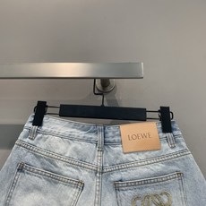 新款🆕 原版开发 Loew*Paula's Ibiza系列刺绣logo牛仔短裤,浅蓝水洗做旧,毛边流苏设 新款🆕 原版开发 Loew*Paula's Ibiza系列刺绣logo牛仔短裤,浅蓝水洗做旧,毛边流苏设