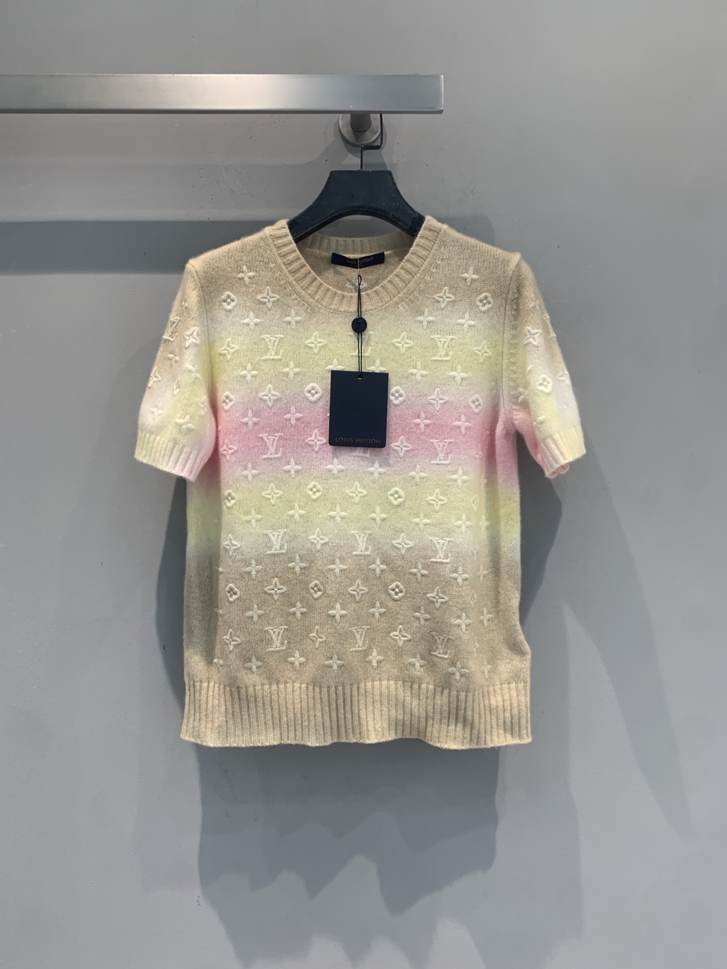NO:857422,The new model has been shipped. It is originally developed from the L family Resort series gradient knitted short-sleeves, rainbow color smudged + classic Monogram embossing, full of summer atmosphere!  Soft knitted fabric, breathable and comfortable, short-sleeved design is perfect for spring and summer wear. The round neck is simple and versatile, and the buttons can be opened as a cardigan, making it easy to switch styles. The gradient color ranges from pink to yellow to white, which is energetic and lively, and can be easily used for commuting and leisure. It is a dazzling item among L's new women's clothing products!  Size SML,,louis vuitton,T-shirt,19860909新款出货啦 原版开发 L家 Resort系列渐变针织短袖,彩虹色晕染+经典Monogram浮雕,夏日氛围感拉满！柔软针织面料,透气又舒适,短袖设计超适合春夏穿搭.圆领简约百搭,纽扣可敞开当开衫,轻松切换风格.渐变色从粉到黄到白,元气又活泼,通勤休闲都能轻松驾驭,是L家女装新品中的亮眼单品！码数SML,,louis vuitton,T-shirt,,Women's clothing