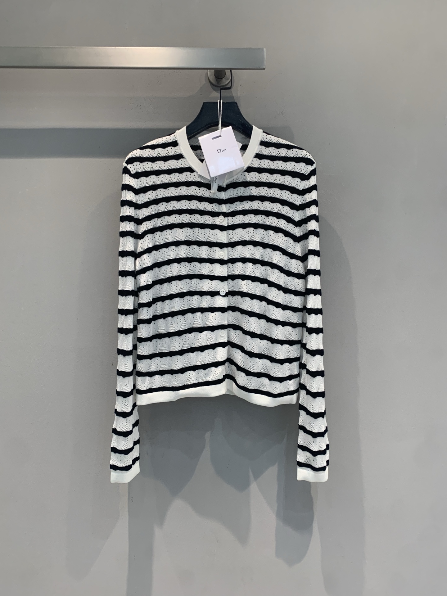 NO:857411,The new model is shipped. The original development CD spring and summer new fashionable and versatile black and white striped knitted cardigan, classic stripes + hollow design, French elegance and casual. Modal + polyester blend, soft and drapey, super comfortable to wear in spring and autumn!  Short style + single-breasted, easy to put on and take off. Pair with high-waisted pants or skirts to easily elongate your body proportions. It is great for daily commuting, shopping, and taking photos. It is practical and has a sense of design. It is a must-have for fashionable girls!  Code number 36 38 40,,skirts,19860909新款出货啦 原版开发 CD春夏新款时髦百搭黑白条纹针织开衫,经典条纹+镂空设计,法式优雅又休闲.莫代尔+涤纶混纺,柔软有垂感,春秋穿超舒服！短款+单排扣,穿脱方便,搭配高腰裤或裙装,轻松拉长身材比例～日常通勤、逛街、拍照都很出片,实用又有设计感,时髦女孩必备！码数36 38 40,,skirts,,Women's clothing