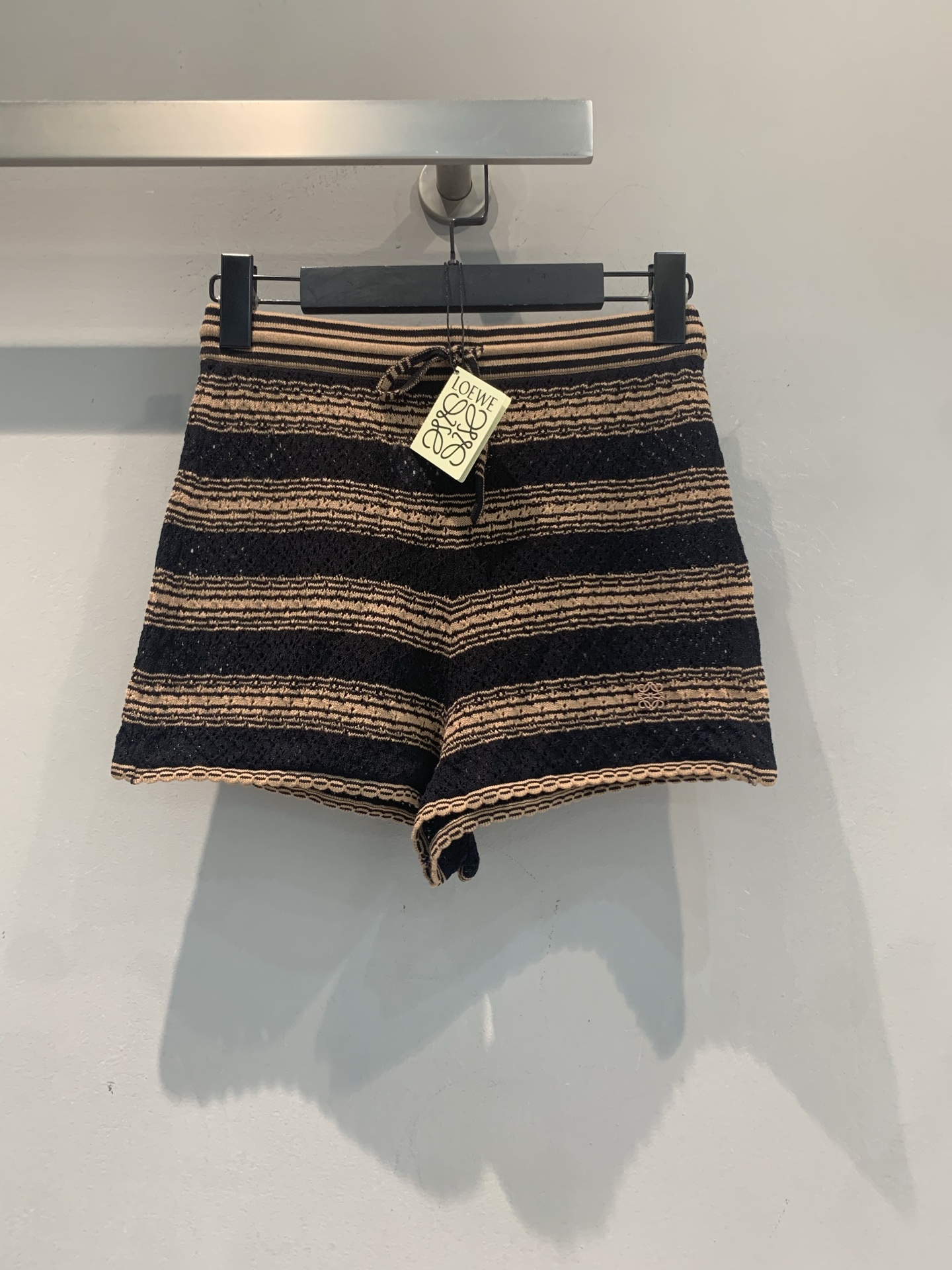NO:857391,The new model is shipping. The original development Loew*Paula's Ibiza summer limited edition striped knitted shorts, black and rice contrasting color design, hollow texture super layered. High-quality knitted fabric, breathable and comfortable, not stuffy at all in summer!  The drawstring design on the waist is adjustable and suitable for all body types. It can be easily controlled on vacation, commuting, and daily life. Pair it with a straw bag or sandals to create a relaxed atmosphere. Classic craftsmanship + fashionable design, a must-have for summer wear!  Code numberSML,,loewe,sandals,espadrilles,shorts,19860909新款出货啦 原版开发 Loew*Paula's Ibiza夏日限定条纹针织短裤,黑米撞色设计,镂空肌理超有层次感.高品质针织面料,透气又舒适,夏天穿完全不闷！腰部抽绳设计,松紧可调,适合各种身材.度假、通勤、日常都能轻松驾驭,搭配草编包或凉鞋,慵懒氛围感直接拉满.经典工艺+时尚设计,夏日穿搭必备！码数SML,,loewe,sandals,espadrilles,shorts,,Women's clothing