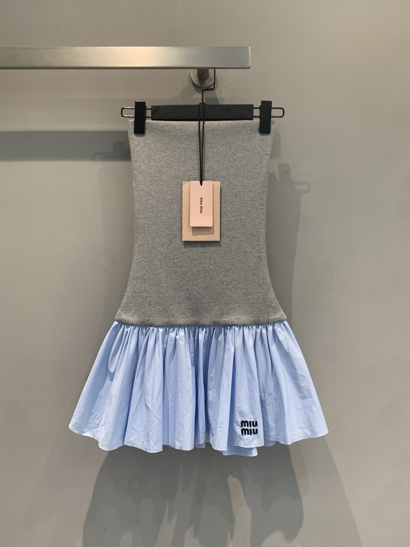 NO:857381,The new model has been shipped. The original development department Miumi*'s new spring and summer fashionable and versatile spliced ​​tube top dress is made of gray knit + light blue gauze skirt, simple and layered. The tube top design highlights the lines of the shoulders and neck, and the skirt is light and elegant, making it super refreshing to wear in summer!  The brand embroidery in the lower right corner is full of details. The fabric has good elasticity, fits the body shape, is comfortable and fashionable. It can be easily used in daily life, vacations and parties. Pair it with sandals or white shoes, and you can easily get a fresh atmosphere!  Code numberSML,,miumiu,sandals,skirts,19860909新款出货啦 原版开发部Miumi*春夏新款时髦百搭拼接抹胸连衣裙裙,灰色针织+浅蓝纱裙拼接,简约又有层次感.抹胸设计凸显肩颈线条,裙摆轻盈飘逸,夏天穿超清爽！右下角品牌刺绣,细节满分.面料弹性好,贴合身形,舒适又时髦.日常、度假、聚会都能轻松驾驭,搭配凉鞋或小白鞋,清新氛围感轻松get！码数SML,,miumiu,sandals,skirts,,Women's clothing