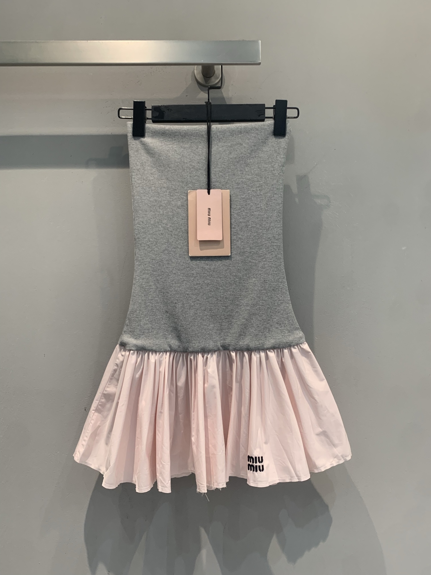NO:857372,The new model has been shipped. The original development department Miumi*'s new spring and summer fashionable and versatile spliced ​​tube top dress, gray knit + pink pleated skirt, contrasting color design is super layered!  The fake two-piece visual effect is flattering and fashionable. The skirt is printed with the brand logo, which is perfect for recognition. The knitted fabric has good elasticity and is comfortable to wear. The pink part is light and elegant. It is suitable for going out or partying in spring and summer~ Pair it with simple sandals or flat shoes to easily get a high-end look. SML,,miumiu,sandals,flats,skirts,19860909新款出货啦 原版开发部Miumi*春夏新款时髦百搭拼接抹胸连衣裙,灰色针织+粉色褶皱裙摆,撞色设计超有层次感！假两件视觉效果,修饰身形又时髦.裙摆印有品牌标志,辨识度满分.针织面料弹性好,穿着舒适,粉色部分轻盈飘逸,春夏出街或聚会都很适合～搭配简约凉鞋或平底鞋,轻松get高级感造型码数SML,,miumiu,sandals,flats,skirts,,Women's clothing