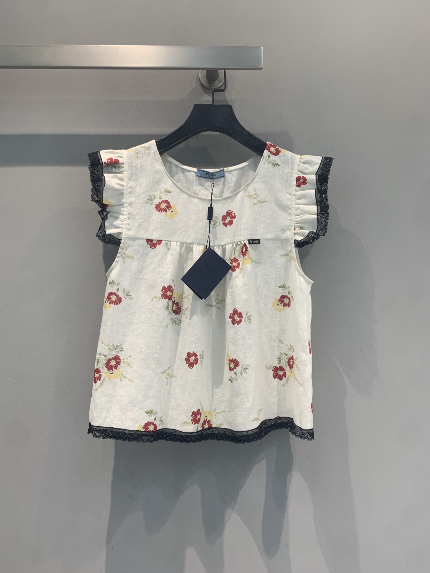 NO:857347,The new model has been shipped. Originally developed by Prad*, the new fashionable retro floral lace sleeveless top for spring and summer is made of light linen fabric and is super breathable in summer!  White base with red and yellow florals, black lace embellishment, full score of sweet retro style. Sleeveless + loose cut, comfortable and elegant, can be easily worn in daily life or vacation. Paired with a high-waisted skirt or jeans, it is fresh and elegant, a must-have for sweet girls in summer!  Code numberSML,,prada,skirts,jeans,19860909新款出货啦 原版开发 Prad*春夏新款时髦复古碎花蕾丝边无袖上衣,轻薄亚麻面料,夏天穿超透气！白色底配红黄碎花,黑色蕾丝边点缀,甜美复古风满分.无袖+宽松剪裁,舒适又显气质,日常或度假都能轻松驾驭.搭配高腰裙or牛仔裤,清新优雅随心切换,夏日甜妹必备！码数SML,,prada,skirts,jeans,,Women's clothing