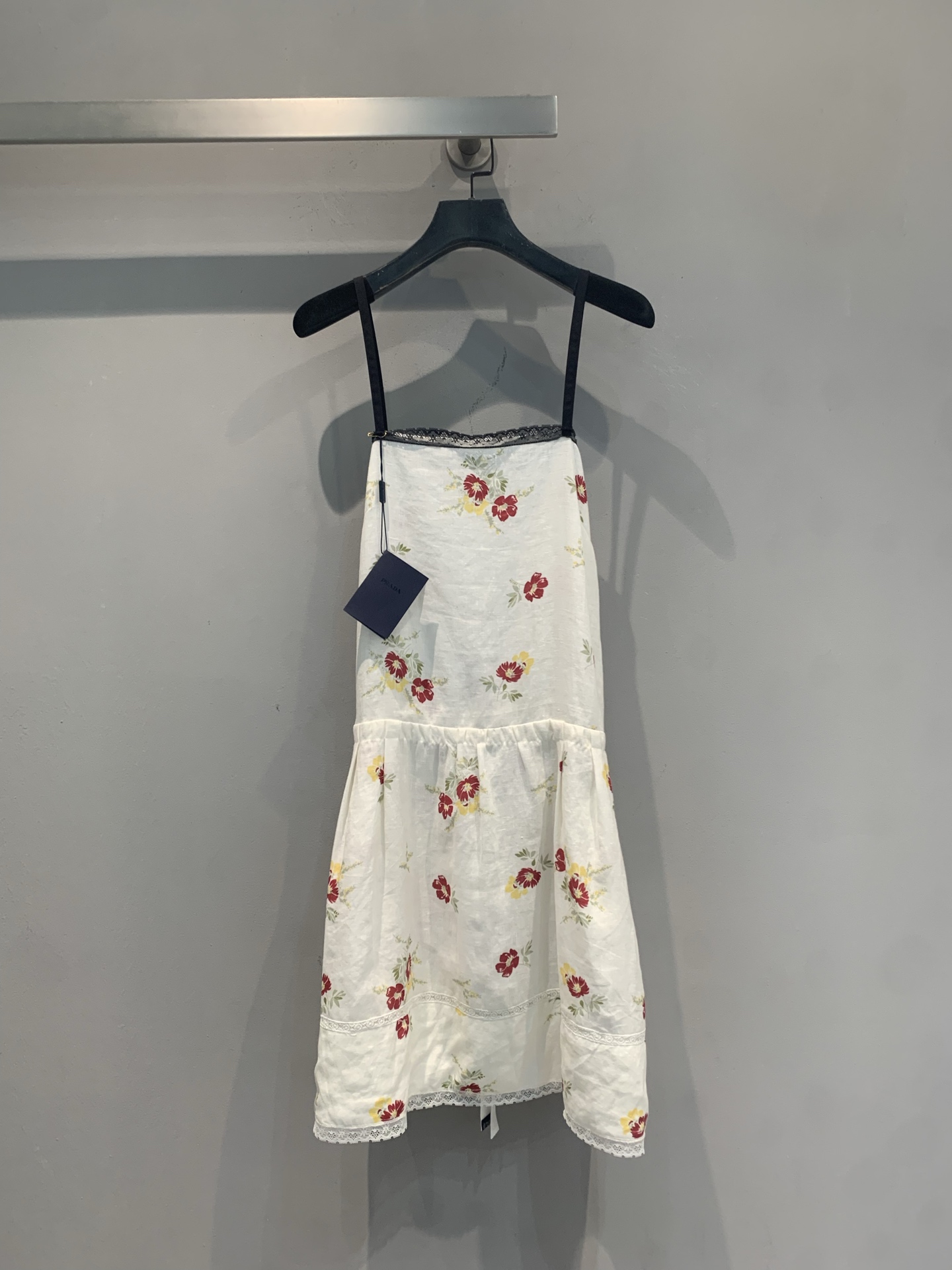 NO:857355,The new model has been shipped. The original development of Prad* new spring and summer fashionable retro lace floral suspender skirt, milky white linen fabric + black lace, full of fresh and feminine temperament!  It is embellished with red and yellow floral flowers, rich in layers, and the waist design shows off the body curve. The skirt is loose and comfortable to wear, and can be easily worn on vacation, dates, and daily life. Paired with a knitted cardigan or jeans, you can switch styles at will. It is practical and eye-catching. It is a must-have hot item in spring and summer!  Code numberSML,,prada,skirts,jeans,19860909新款出货啦 原版开发 Prad*春夏新款时髦复古蕾丝边碎花吊带裙,奶白亚麻面料+黑色蕾丝花边,清新柔美气质满分！红黄碎花点缀,层次感丰富,收腰设计超显身材曲线.裙摆宽松,穿着舒适,度假、约会、日常都能轻松驾驭.搭配针织开衫或牛仔裤,风格随心切换,实用又吸睛,是春夏必入热门单品！码数SML,,prada,skirts,jeans,,Women's clothing