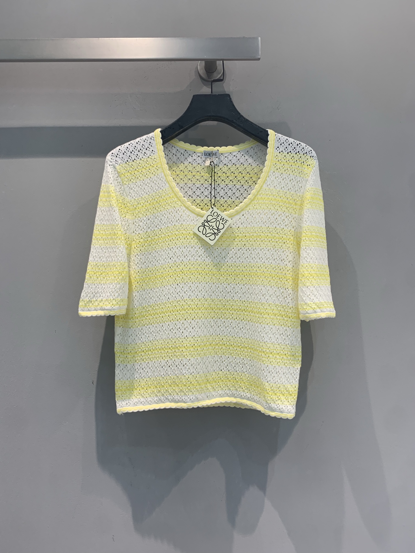 NO:857453,The new model is now shipping, originally developed by Loew*Paula's Ibiza series lemon yellow wavy striped short sleeves. The hollow knitting process is super breathable and super comfortable to wear in summer!  The short-sleeved round neck design is energetic and fresh, and looks great paired with denim shorts or long skirts. High-quality knitted fabric with exquisite details. It can be easily worn on vacation, taking photos at the beach, or for daily wear, and brings a full summer atmosphere!  Size SML,,loewe,skirts,shorts,T-shirt,19860909新款出货啦 原版开发 Loew*Paula's Ibiza系列柠檬黄波浪条纹短袖.镂空针织工艺超透气,夏天穿超舒服！短袖圆领设计,活力又清新,搭牛仔短裤或长裙都很出片.高品质针织面料,细节精致,度假、海边拍照或日常穿搭都能轻松驾驭,夏日氛围感拉满！码数SML,,loewe,skirts,shorts,T-shirt,,Women's clothing