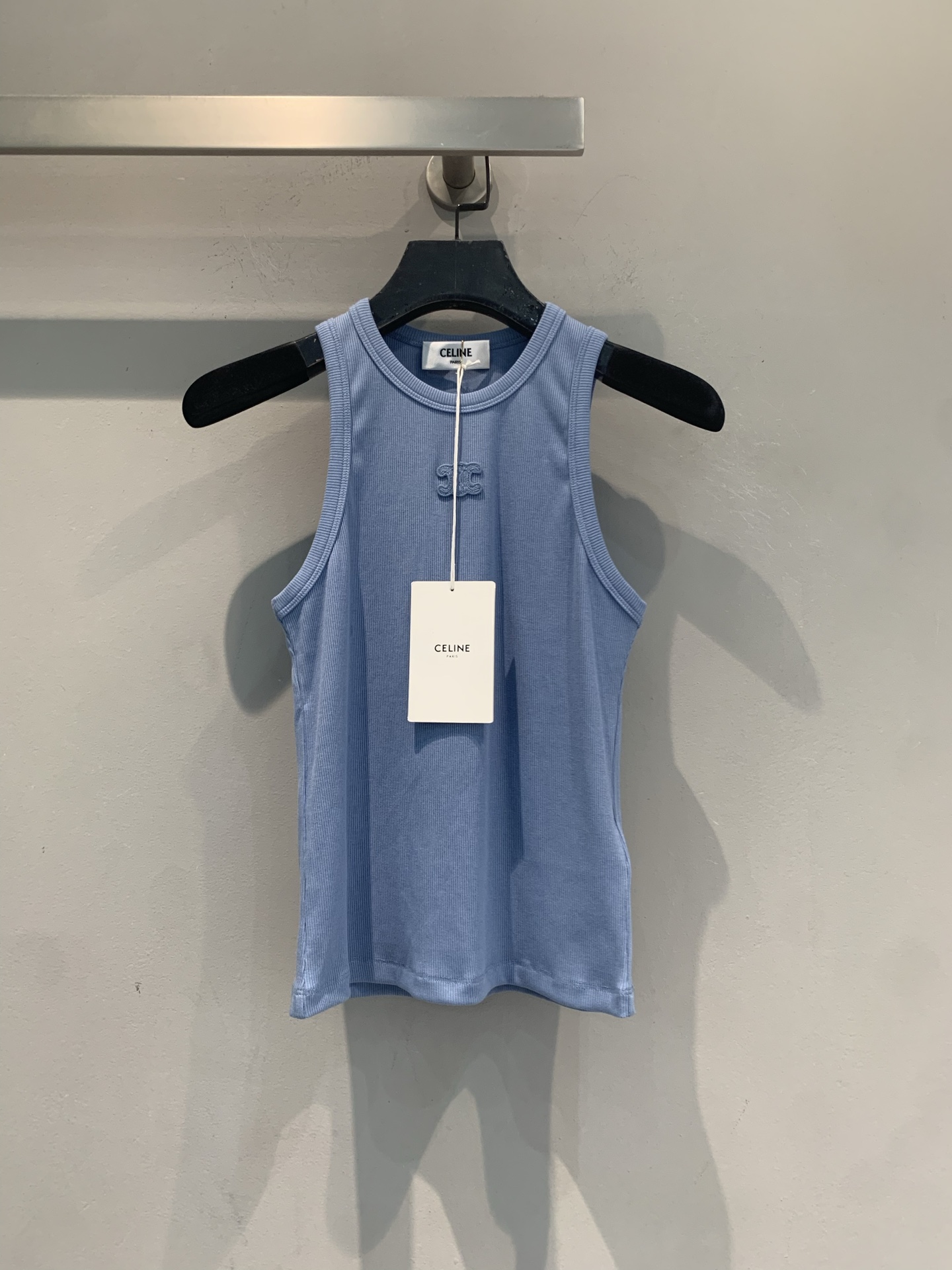 NO:857444,The new model is shipping. The original development Celin* spring and summer new fashionable and versatile embroidered logo light blue knitted vest, cotton and silk blended material, soft, skin-friendly and breathable, super comfortable to wear in spring and summer!  Sleeveless + round neck design, the embroidered logo on the chest is very recognizable. Short cut, paired with high-waisted pants or skirts, it can easily create a lazy and high-end look ~ It is versatile for daily outings and casual occasions, comfortable and fashionable, it is a practical and design item!  Code numberSML,,celine,skirts,19860909新款出货啦 原版开发 Celin*春夏新款时髦百搭刺绣logo浅蓝针织背心,棉丝混纺材质,柔软亲肤又透气,春夏穿超舒服！无袖+圆领设计,胸前刺绣Logo超有辨识度.短款剪裁,搭高腰裤或裙装,轻松打造慵懒高级感～日常出街、休闲场合都很百搭,舒适又时髦,是实用与设计感兼具的单品！码数SML,,celine,skirts,,Women's clothing