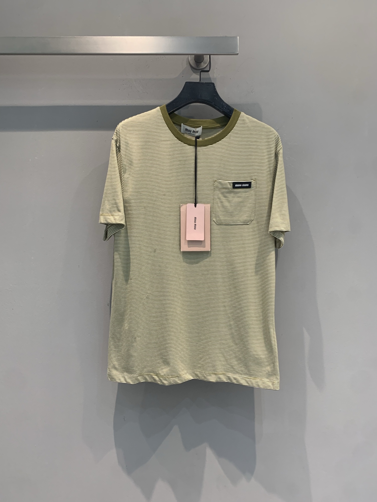 NO:865847,New model is shipping. Originally developed by Miumi*, the new fashionable retro olive green striped T-shirt for spring and summer is made of soft cotton fabric. It is super comfortable and breathable to wear. A must-have for spring and summer!  Fine stripes + contrasting collar, small chest pockets with brand embroidery, low-key yet recognizable. Loose fit, highly tolerant, it’s OK to wear alone or layered with suits. It can easily switch between lazy or commuting style. It is a versatile artifact in the wardrobe!  Size SML,,miumiu,tees,t-shirt,business suit,19860909新款出货啦 原版开发 Miumi*春夏新款时髦复古橄榄绿条纹T恤,采用柔软纯棉面料,穿着超舒适透气,春夏必备！细密条纹+撞色领口,胸前小口袋配品牌刺绣,低调又有辨识度.宽松版型,包容性强,单穿或叠搭西装都很OK,轻松切换慵懒or通勤风,是衣橱里的百搭神器！码数SML,,miumiu,tees，t-shirt,business suit,,Women's clothing
