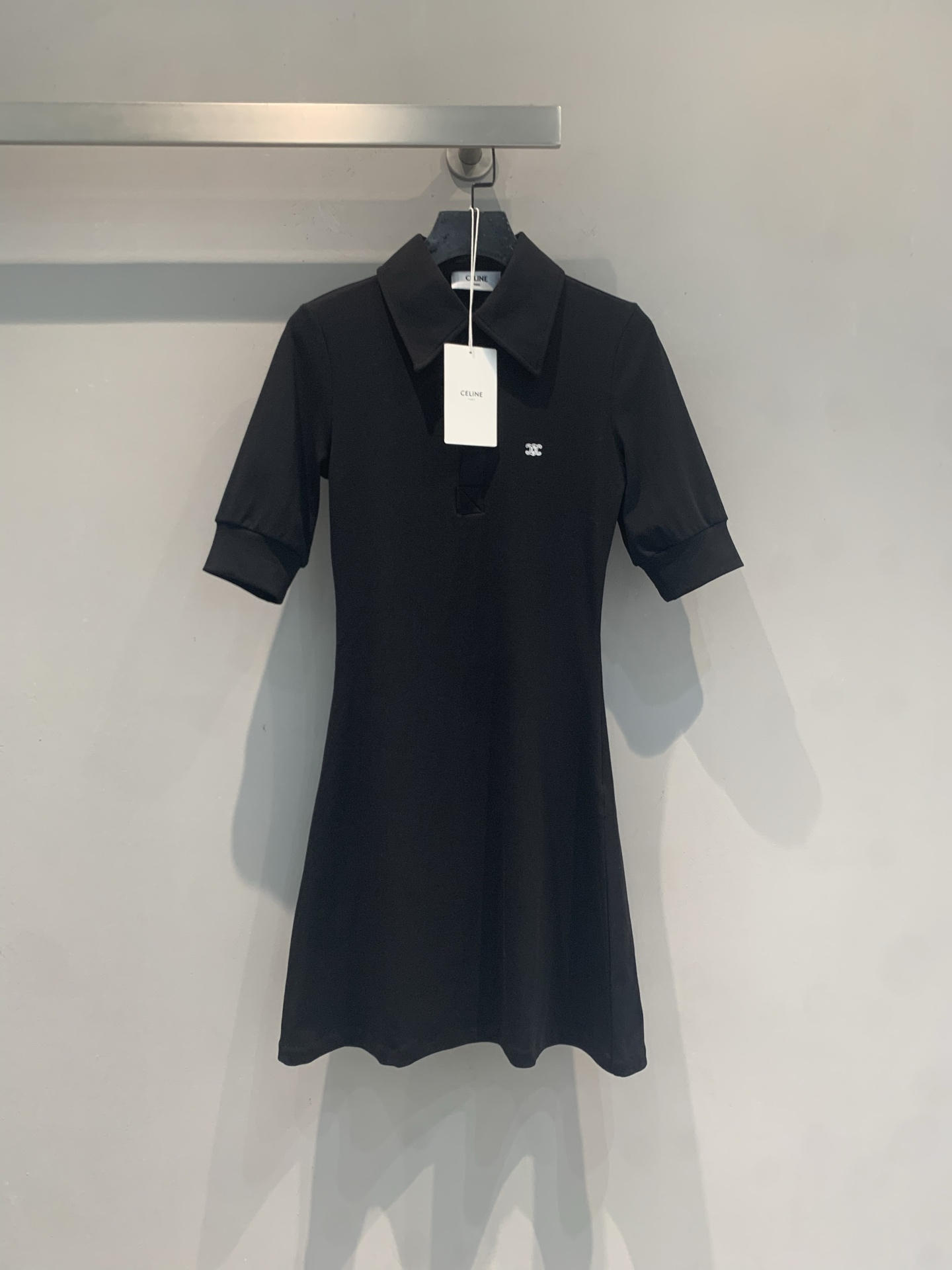 NO:860665,The new model has been shipped. The original development Celin* spring and summer new fashionable retro Arc de Triomphe black Polo dress, classic lapel + simple design, perfect low-key elegance!  The knitted fabric is soft and slightly elastic, fits the body shape, is slim and slim, and can be easily controlled during daily commuting. The brand embroidery details on the chest are highly recognizable!  The mid-length skirt looks great with sneakers or high heels, making it easy to switch styles. The black color is versatile and can be worn no matter how you wear it. It is a must-have and practical item in your wardrobe!  Size SML,,celine,high heels,sneakers,skirts,19860909新款出货啦 原版开发 Celin*春夏新款时髦复古凯旋门黑色Polo连衣裙,经典翻领+简约设计,低调优雅气质满分！针织面料柔软微弹,贴合身形,修身显瘦,通勤日常都能轻松驾驭.胸前品牌刺绣细节,辨识度up！中长款裙长,搭配运动鞋或高跟鞋都很出彩,轻松切换风格.黑色百搭,怎么穿都不出错,是衣橱必备实用单品！码数SML,,celine,high heels,sneakers,skirts,,Women's clothing