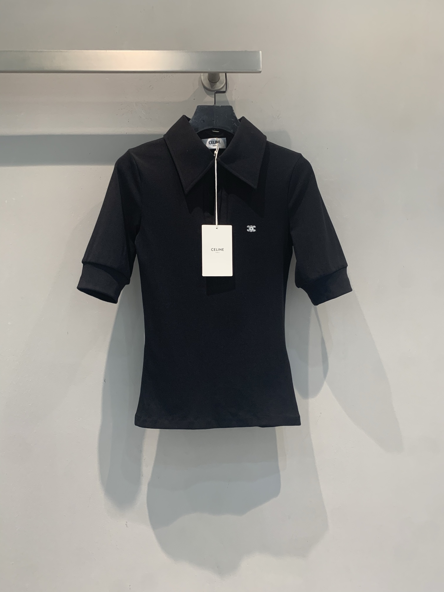 NO:862107,The new model is shipping. The original development Celin* new spring and summer fashionable and versatile Arc de Triomphe logo short-sleeved Polo shirt, classic lapel design, simple and elegant, the brand embroidery on the left chest is super recognizable. The knitted fabric is soft and comfortable, with good breathability, perfect for spring and summer!  The short-sleeved design is neat and can be easily worn for commuting and leisure. It looks great with jeans or skirts. The size is SML, celine, skirts, jeans, T-shirt,19860909新款出货啦 原版开发 Celin*春夏新款时髦百搭凯旋门logo短袖Polo衫,经典翻领设计,简约大方,左胸品牌刺绣超有辨识度.针织面料柔软舒适,透气性好,春夏穿超合适！短袖设计利落,通勤休闲都能轻松驾驭,搭配牛仔裤或半裙都很出彩,码数SML,,celine,skirts,jeans,T-shirt,,Women's clothing
