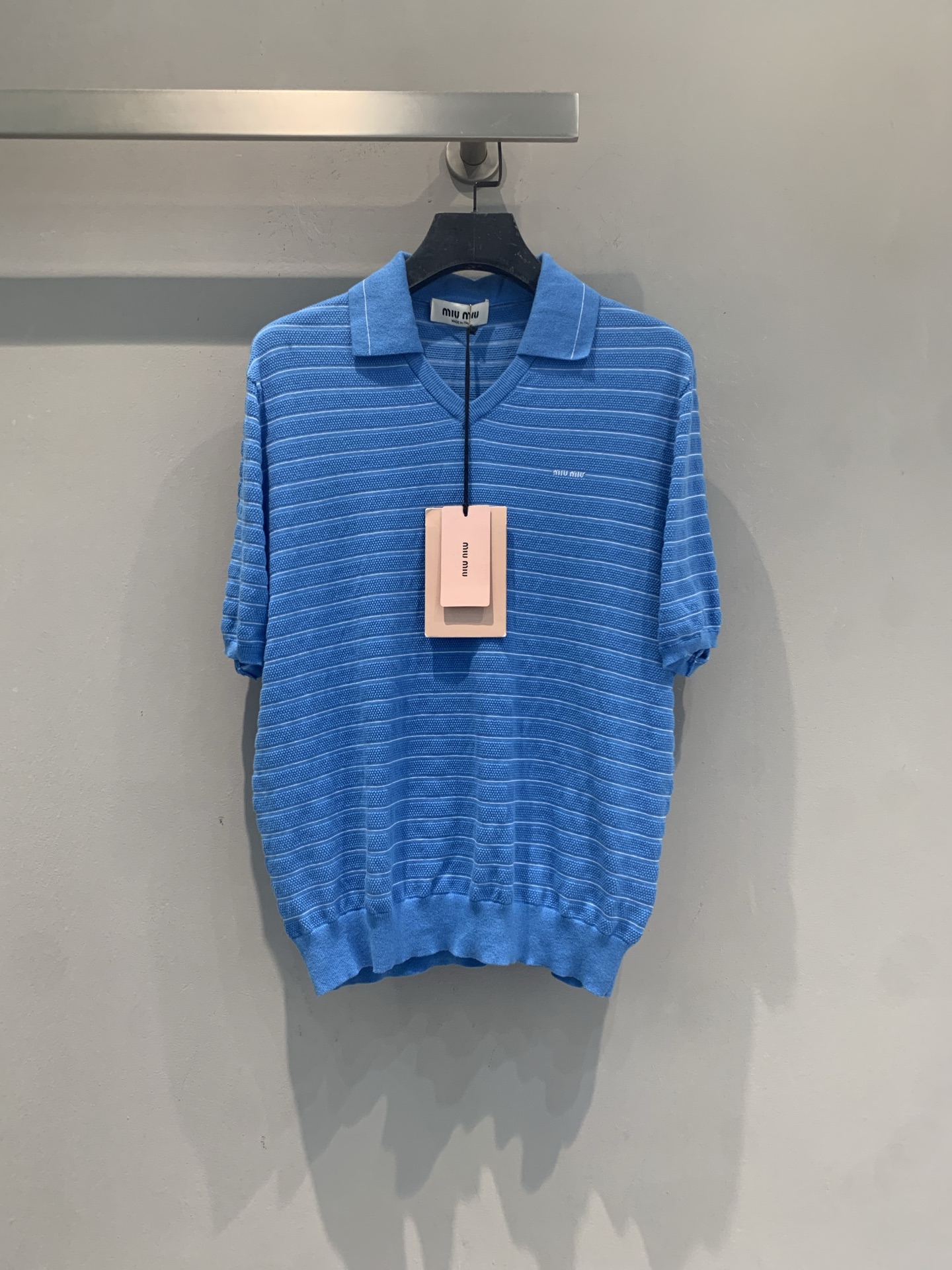 NO:862212,The new model has been shipped. The original developed Miumi* new spring and summer fashionable and versatile blue knitted Polo shirt is made of soft cotton fabric, breathable and comfortable, perfect for summer!  The V-neck + short-sleeve design is refreshing and neat, and the royal blue color is white and versatile. It can be easily used for commuting and leisure. It has a sense of layering when worn alone or layered, and it is easy to create a fashionable look!  Size SML,,miumiu,T-shirt,19860909新款出货啦 原版开发 Miumi*春夏新款时髦百搭蓝色针织Polo衫,采用柔软棉质面料,透气又舒适,夏天穿超合适！V领+短袖设计,清爽利落,宝蓝色调显白又百搭.通勤、休闲都能轻松驾驭,单穿或叠搭都很有层次感,轻松打造时髦look！码数SML,,miumiu,T-shirt,,Women's clothing