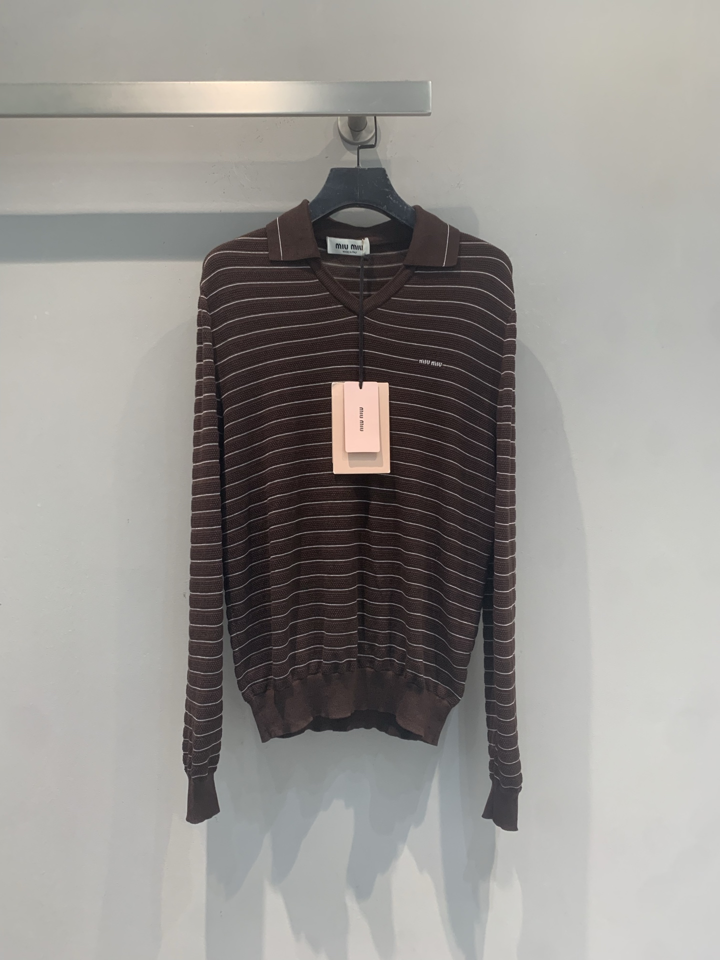NO:862188,The new model is shipping. Originally developed by Miumi*, the new fashionable retro brown striped sweater for spring and summer is light, breathable, soft and comfortable, and is perfect for spring and autumn!  The V-neck + stripe design is full of retro college style. Pair it with a white shirt or pleated skirt to fully enhance the sense of layering. It can be easily used for daily commuting and leisure. It is fashionable and practical. It is a must-have and versatile item for autumn and winter wardrobes!  Size SML,,miumiu,skirts,shirts,19860909新款出货啦 原版开发 Miumi*春夏新款时髦复古棕色条纹针织衫,轻薄透气,柔软舒适,春秋穿超合适！V领+条纹设计,复古学院风满满,搭配白衬衫或百褶裙,层次感直接拉满～日常通勤、休闲都能轻松驾驭,时尚又实用,是秋冬衣橱必备百搭单品！码数SML,,miumiu,skirts,shirts,,Women's clothing
