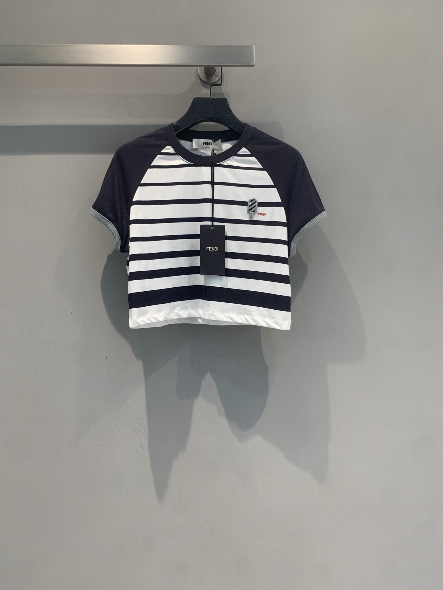 NO:862079,The new model is shipping. Originally developed by Fend*, the new spring and summer fashionable and versatile striped short T-shirt, blue and white horizontal stripes + dark blue raglan sleeves, simple and recognizable!  High-quality knitted fabric, light and breathable, super comfortable to wear in summer. Short cut, easily highlights the waistline, paired with high-waisted pants or denim skirt, casual and fashionable. FF logo embroidery on the chest, perfect details, full of brand sense, perfect for daily outings or vacations!  Size SML,,fendi,skirts,tees,t-shirt,19860909新款出货啦 原版开发 Fend*春夏新款时髦百搭条纹短款T恤,蓝白横条纹+深蓝插肩袖,简约又有辨识度！高品质针织面料,轻薄透气,夏天穿超舒服.短款剪裁,轻松凸显腰线,搭配高腰裤或牛仔裙,休闲又时髦.胸前FF标志刺绣,细节满分,品牌感十足,日常出街或度假都很适合！码数SML,,fendi,skirts,tees，t-shirt,,Women's clothing